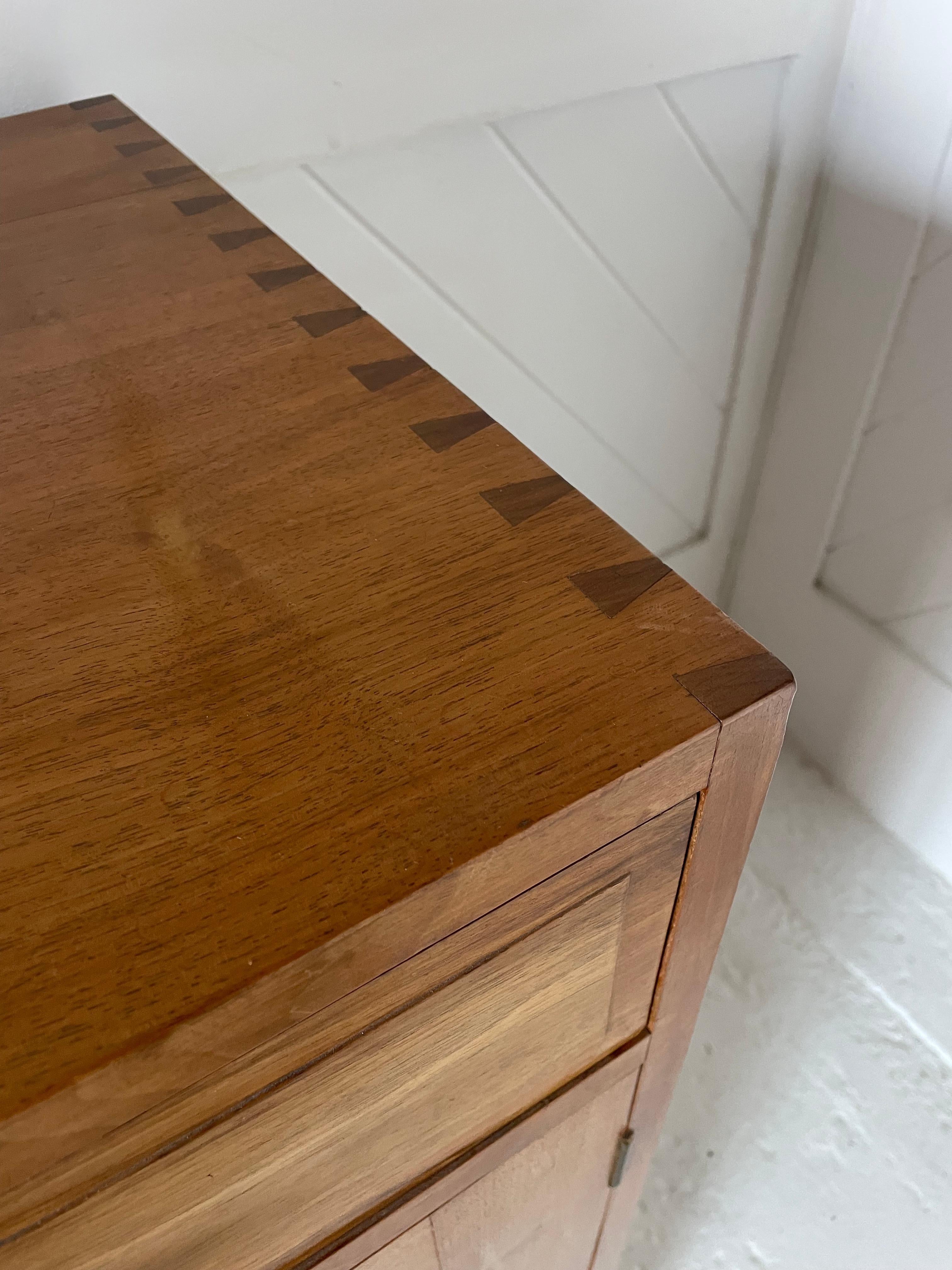 Inglese Credenza in noce Cotswold School in vendita