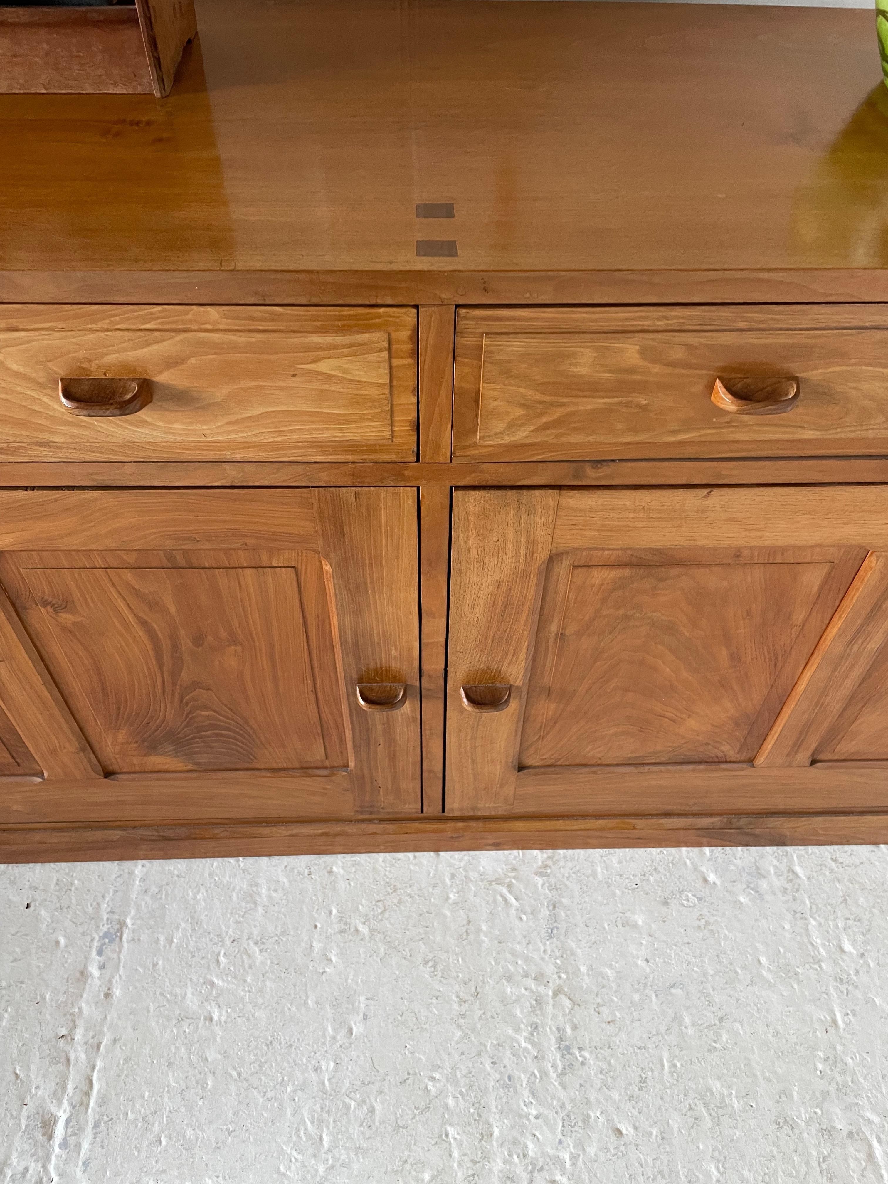Credenza in noce Cotswold School In condizioni buone in vendita a Petworth, GB