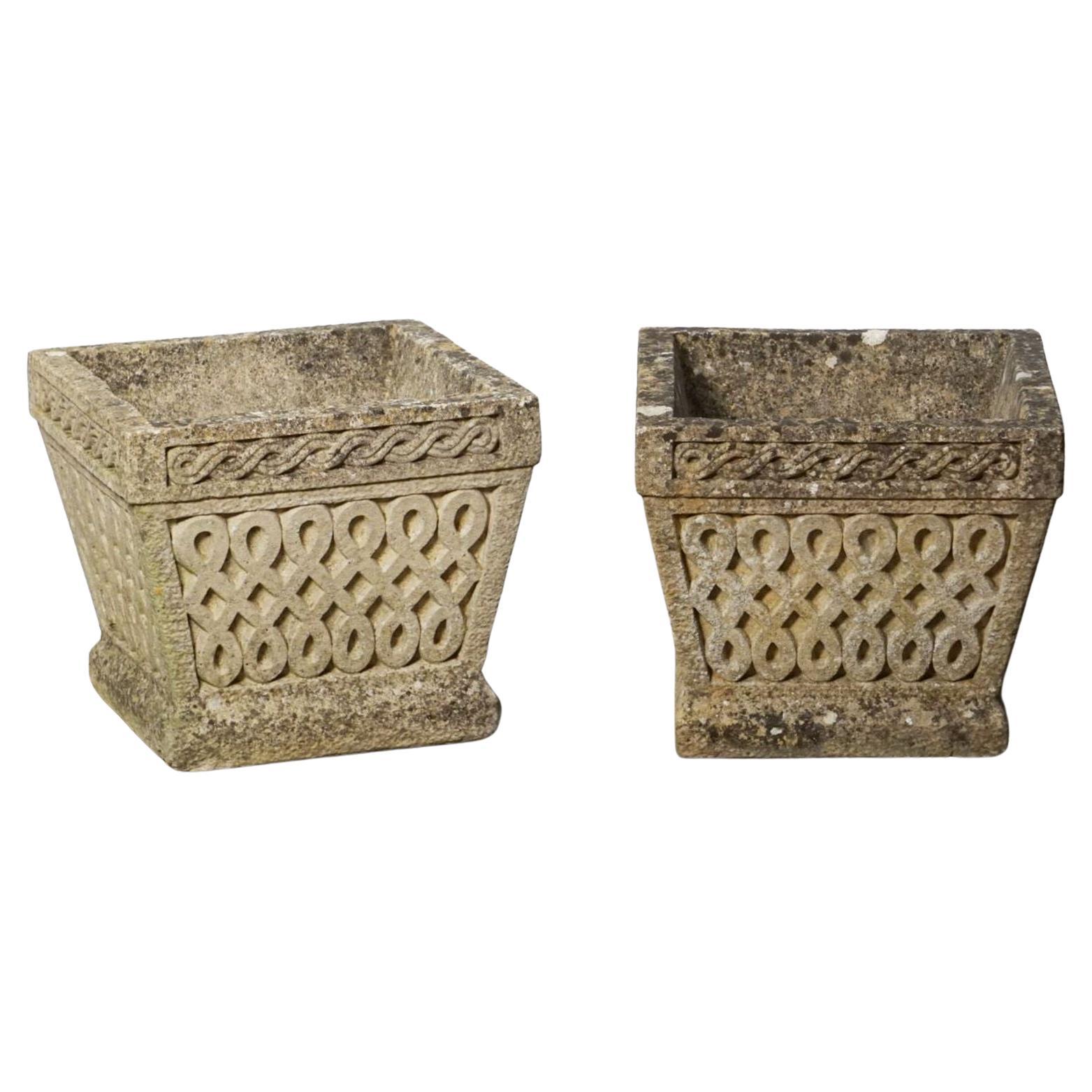 Cache-pots ou pots carrés en pierre de jardin à nœud celtique de Cotswold Studio, Angleterre