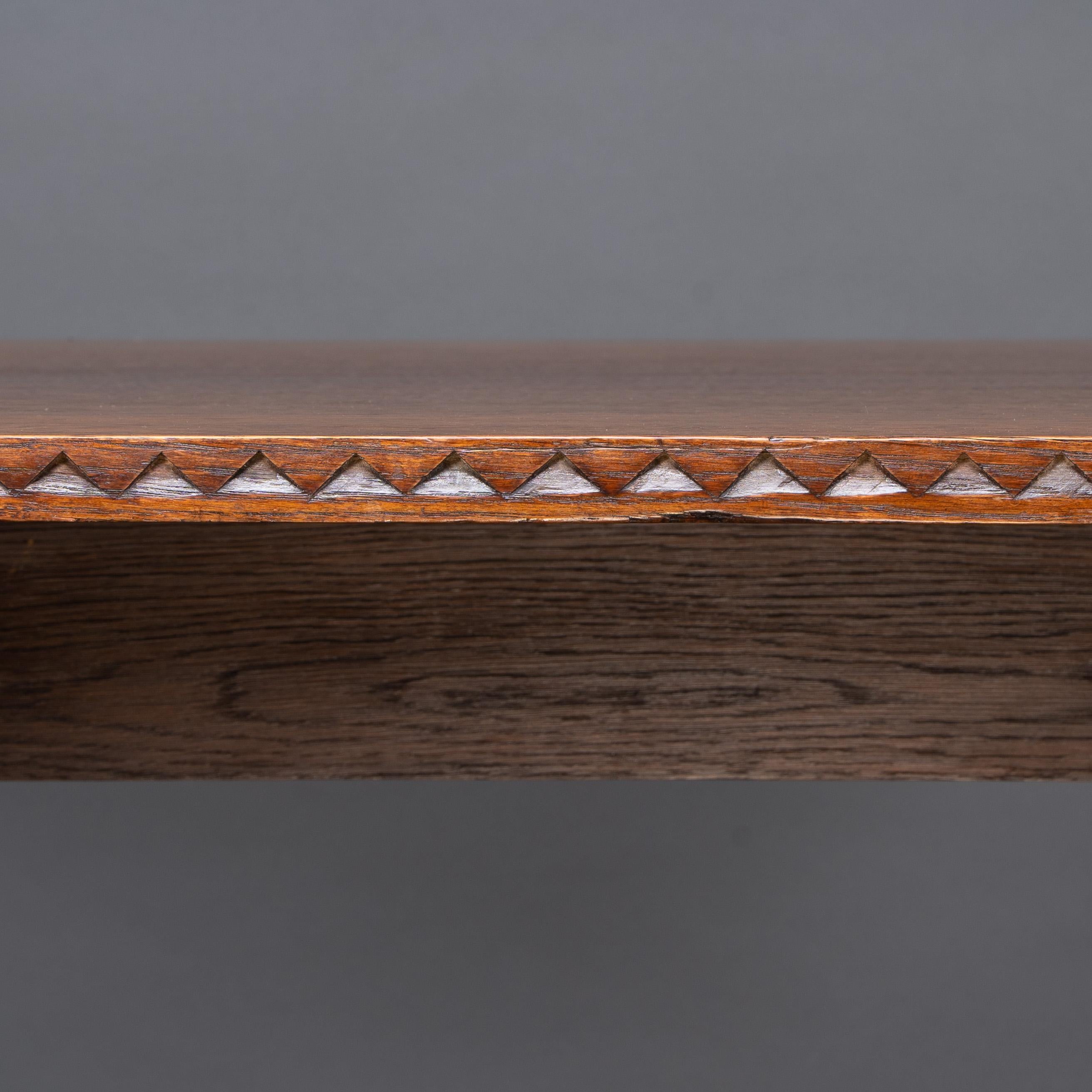Table de réfectoire ou de bibliothèque en chêne de style Oak Oak avec détails sculptés en chevron. en vente 2
