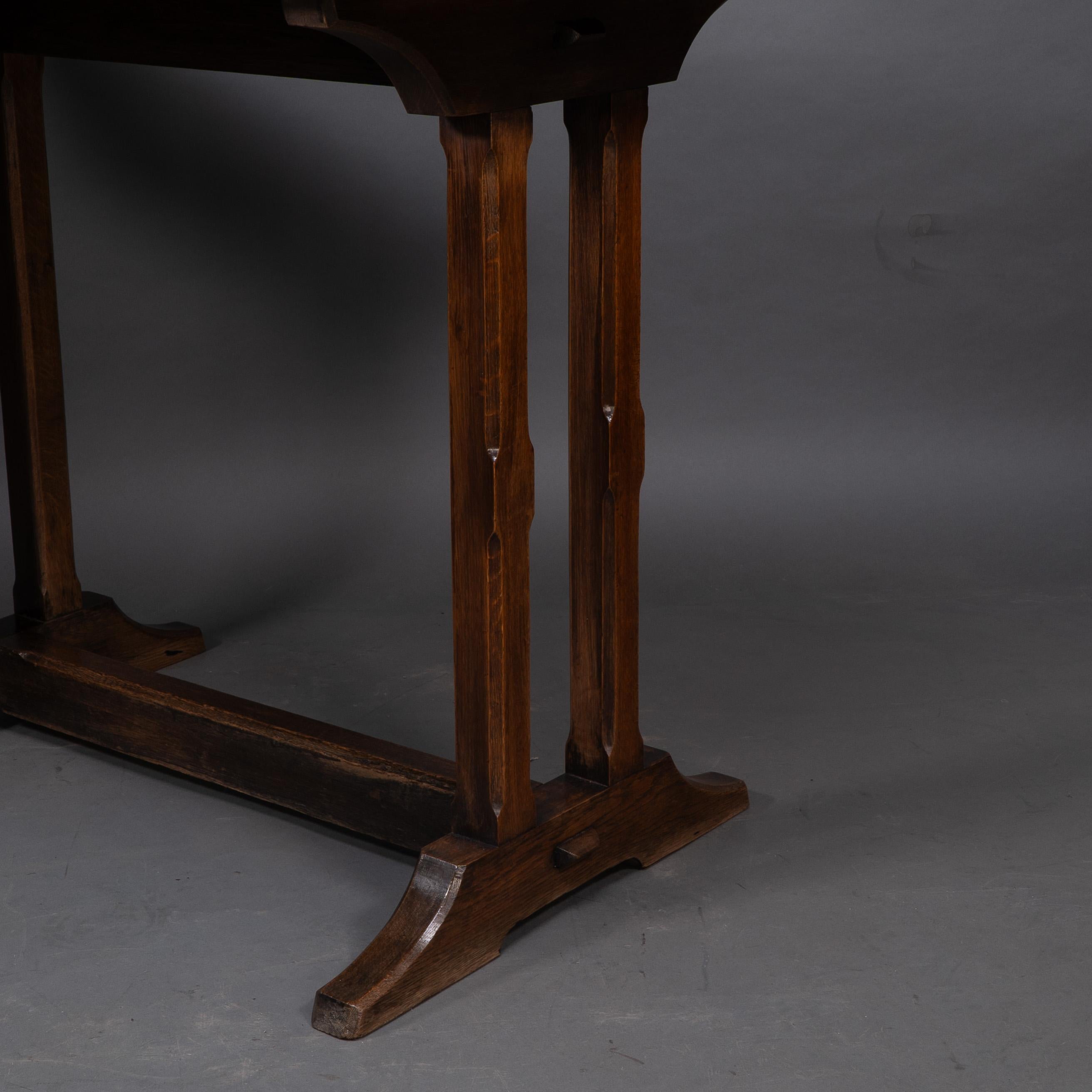 Table de réfectoire ou de bibliothèque en chêne de style Oak Oak avec détails sculptés en chevron. en vente 3