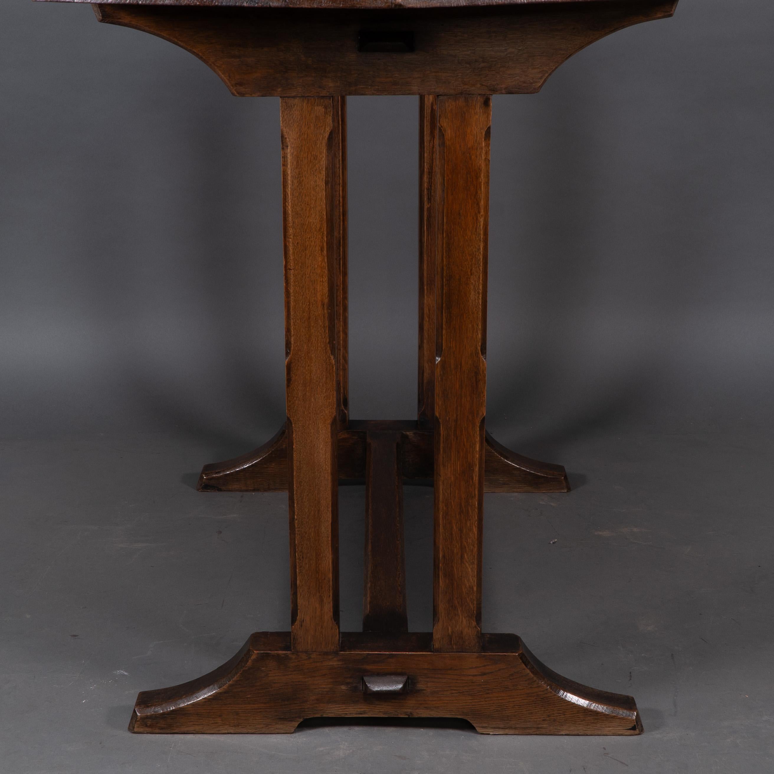 Table de réfectoire ou de bibliothèque en chêne de style Oak Oak avec détails sculptés en chevron. en vente 5