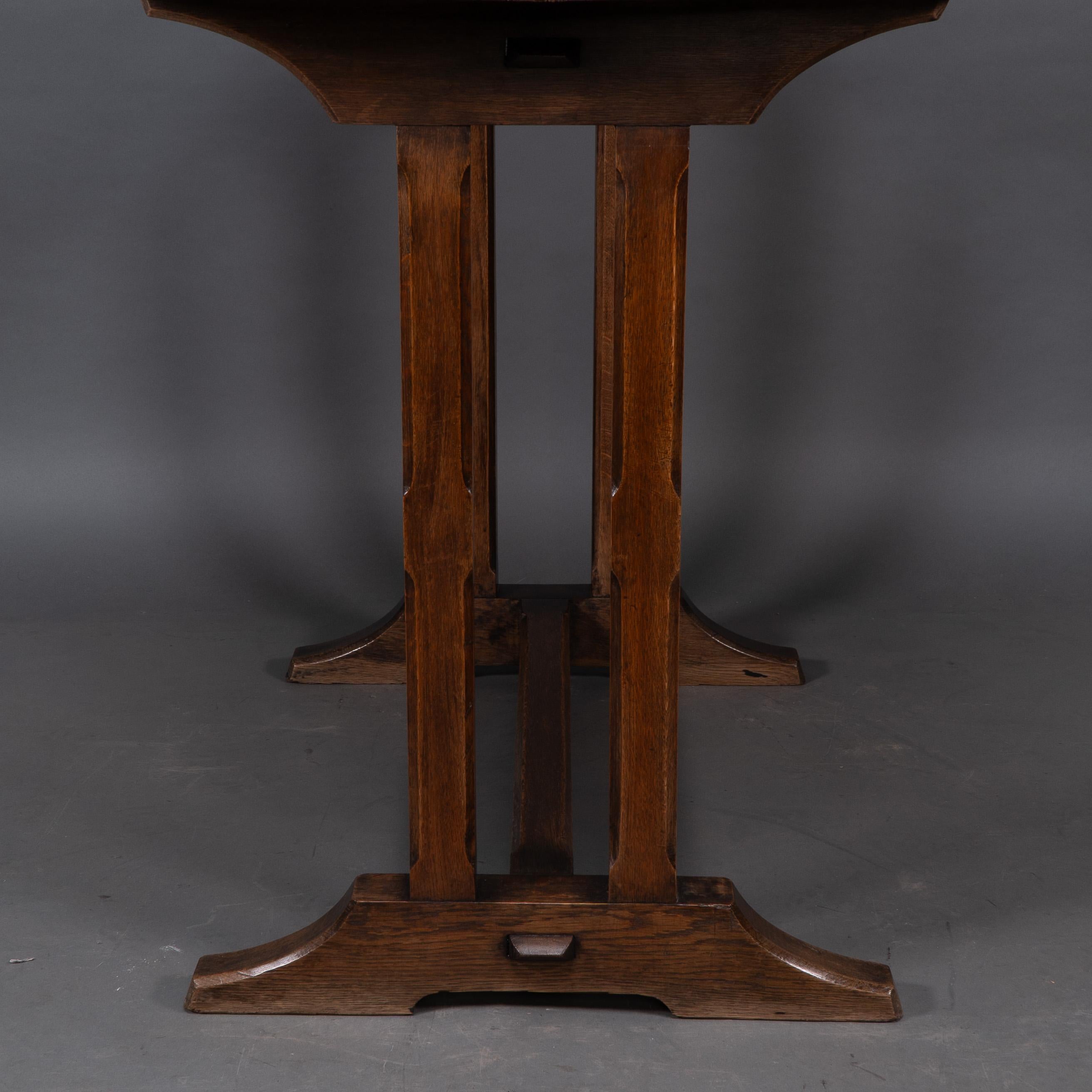 Table de réfectoire ou de bibliothèque en chêne de style Oak Oak avec détails sculptés en chevron. en vente 6