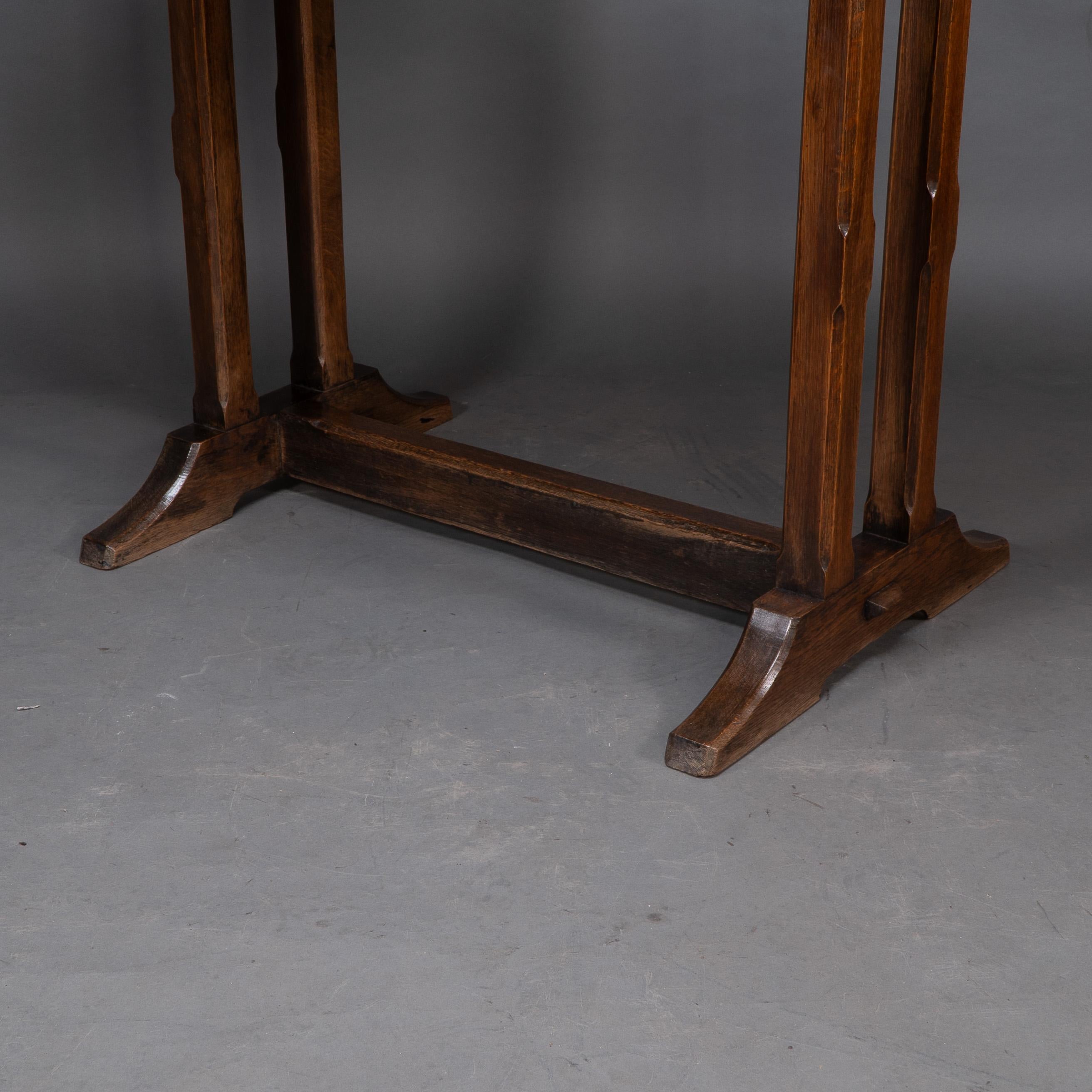 Table de réfectoire ou de bibliothèque en chêne de style Oak Oak avec détails sculptés en chevron. en vente 7