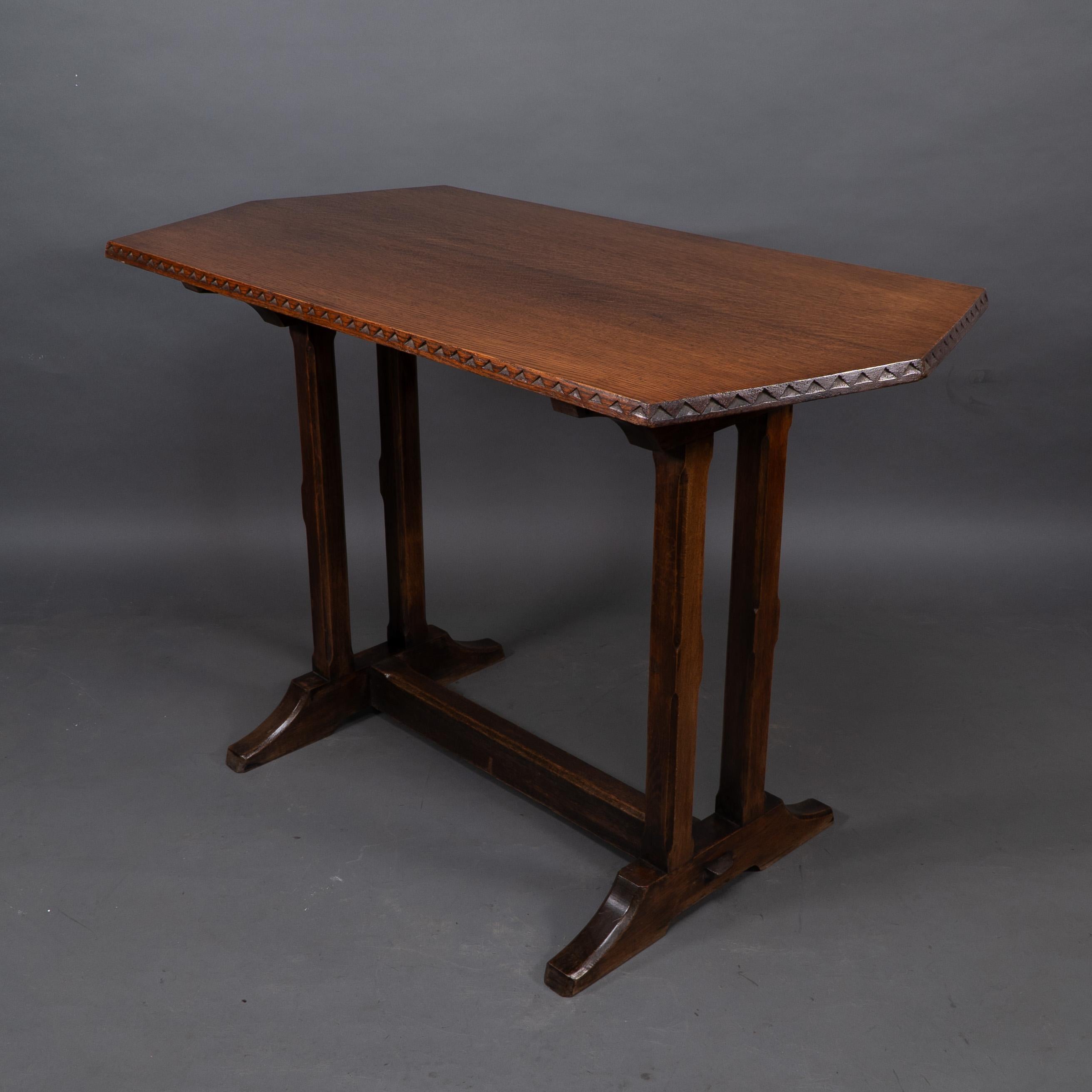 Arts and Crafts Table de réfectoire ou de bibliothèque en chêne de style Oak Oak avec détails sculptés en chevron. en vente