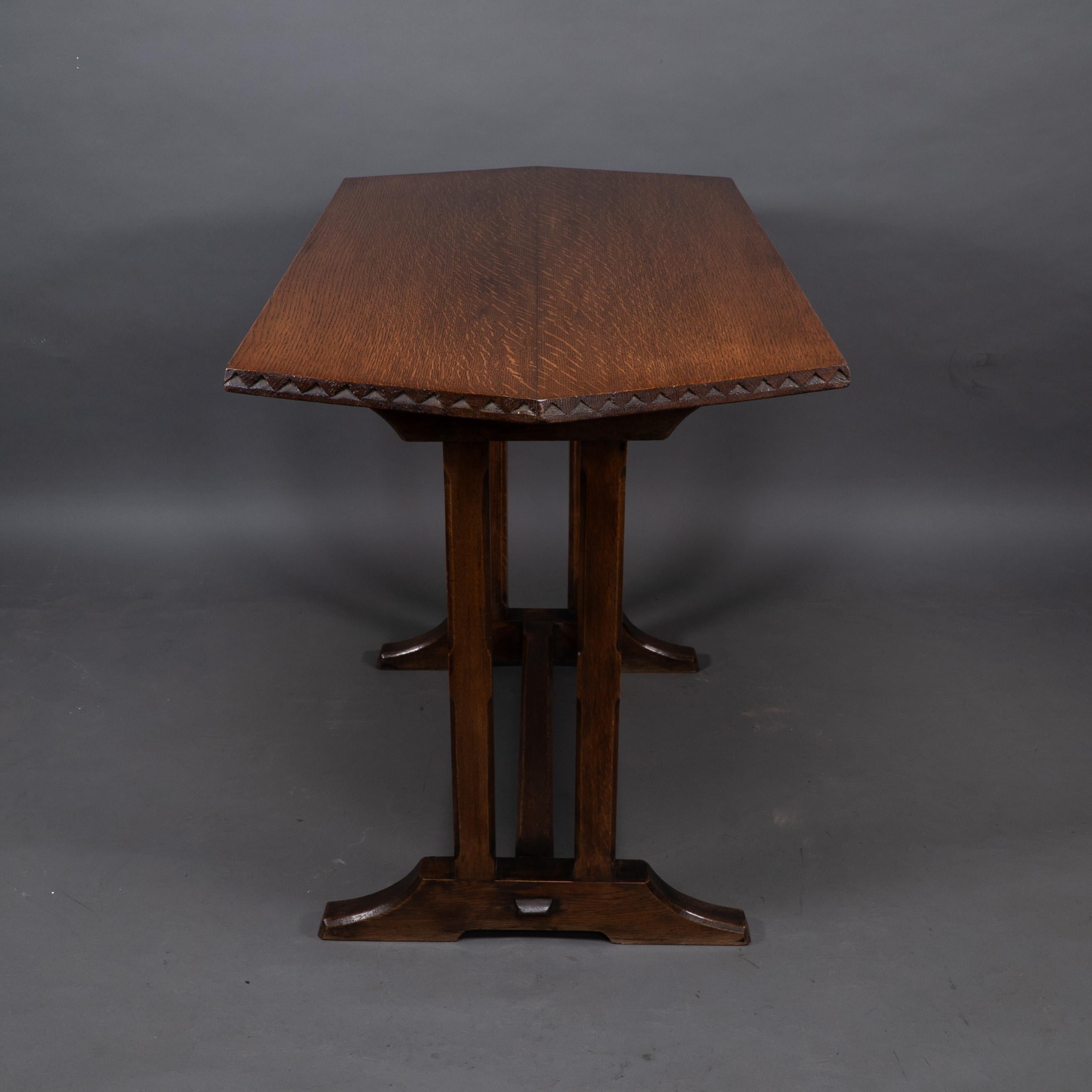 Anglais Table de réfectoire ou de bibliothèque en chêne de style Oak Oak avec détails sculptés en chevron. en vente