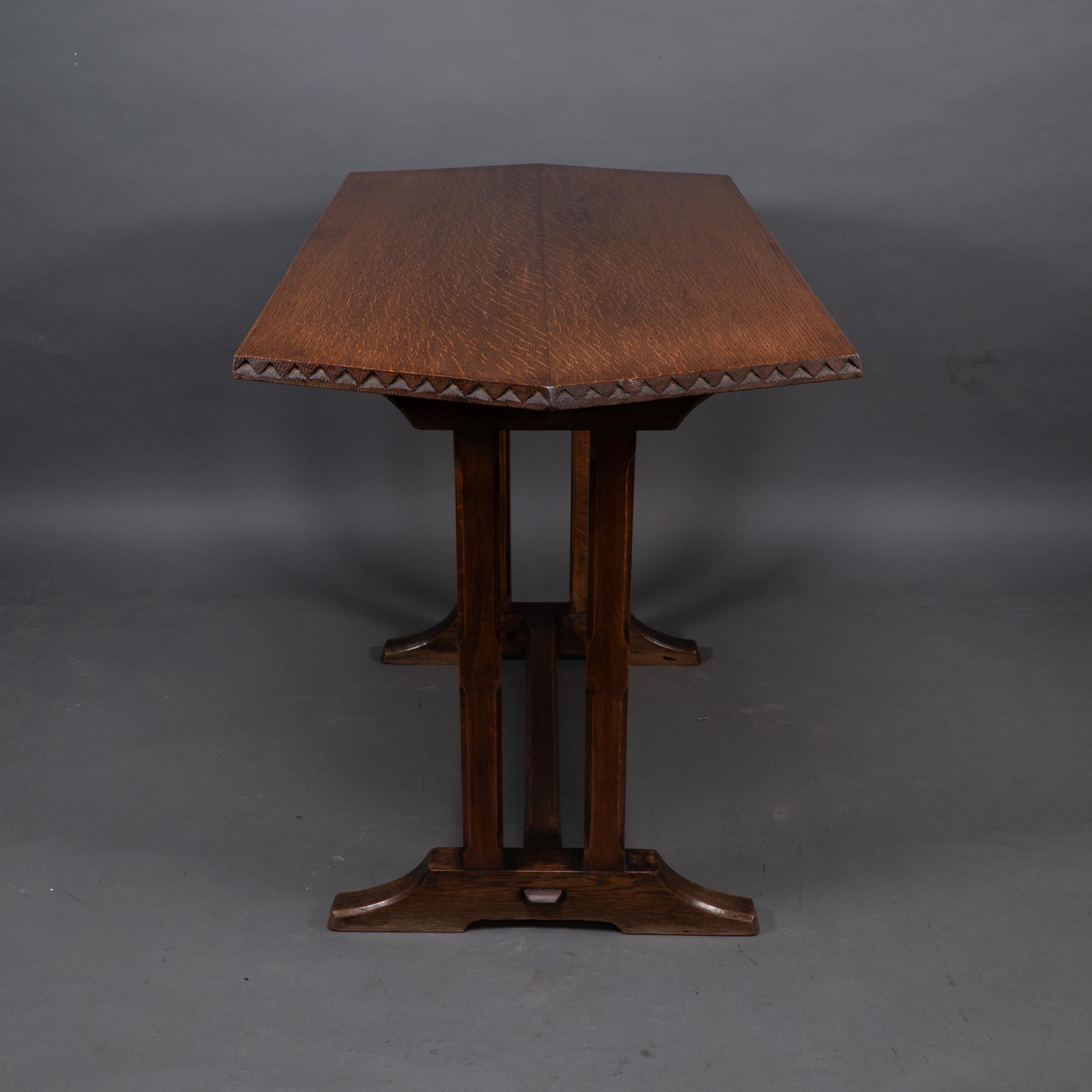 Fait main Table de réfectoire ou de bibliothèque en chêne de style Oak Oak avec détails sculptés en chevron. en vente