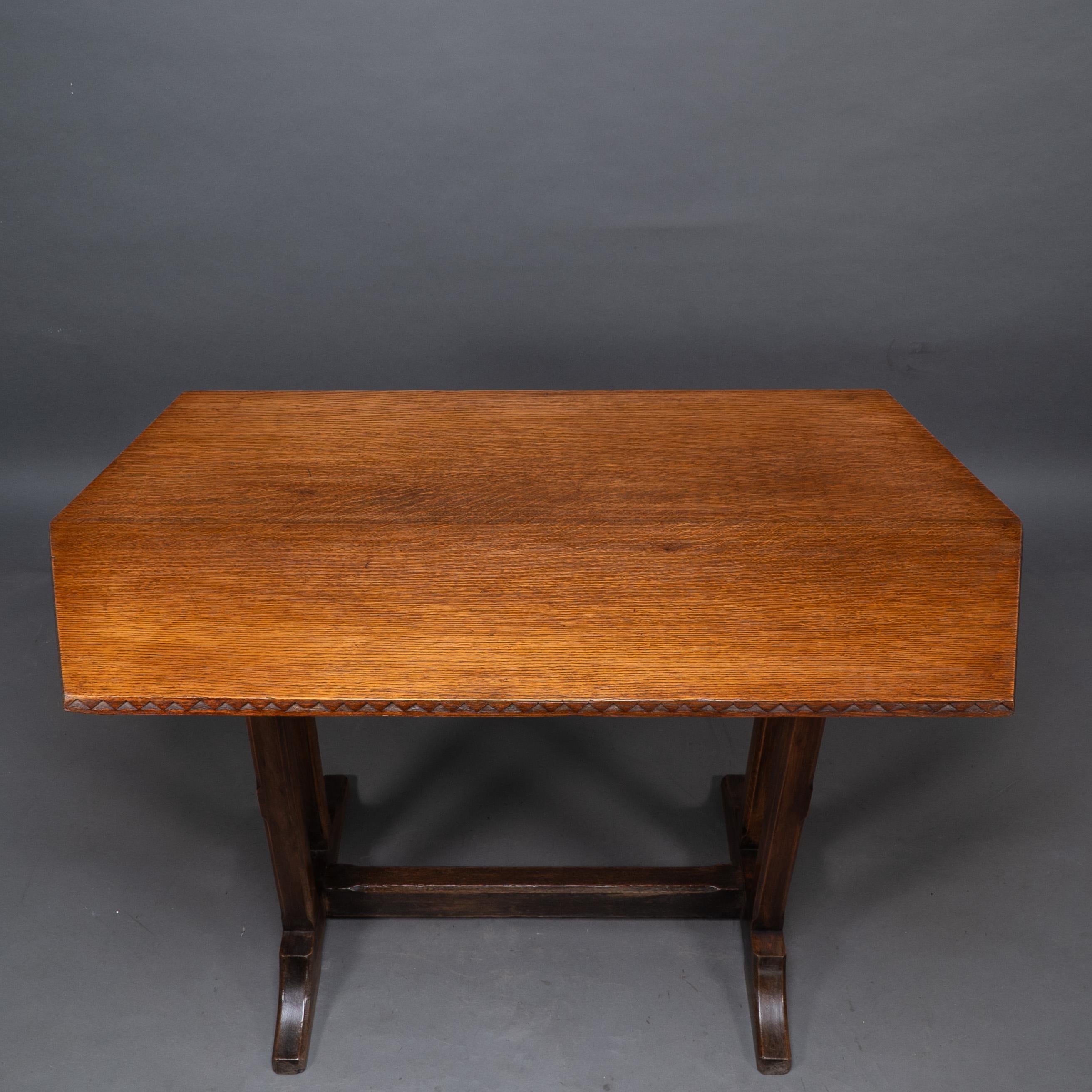Table de réfectoire ou de bibliothèque en chêne de style Oak Oak avec détails sculptés en chevron. Bon état - En vente à London, GB