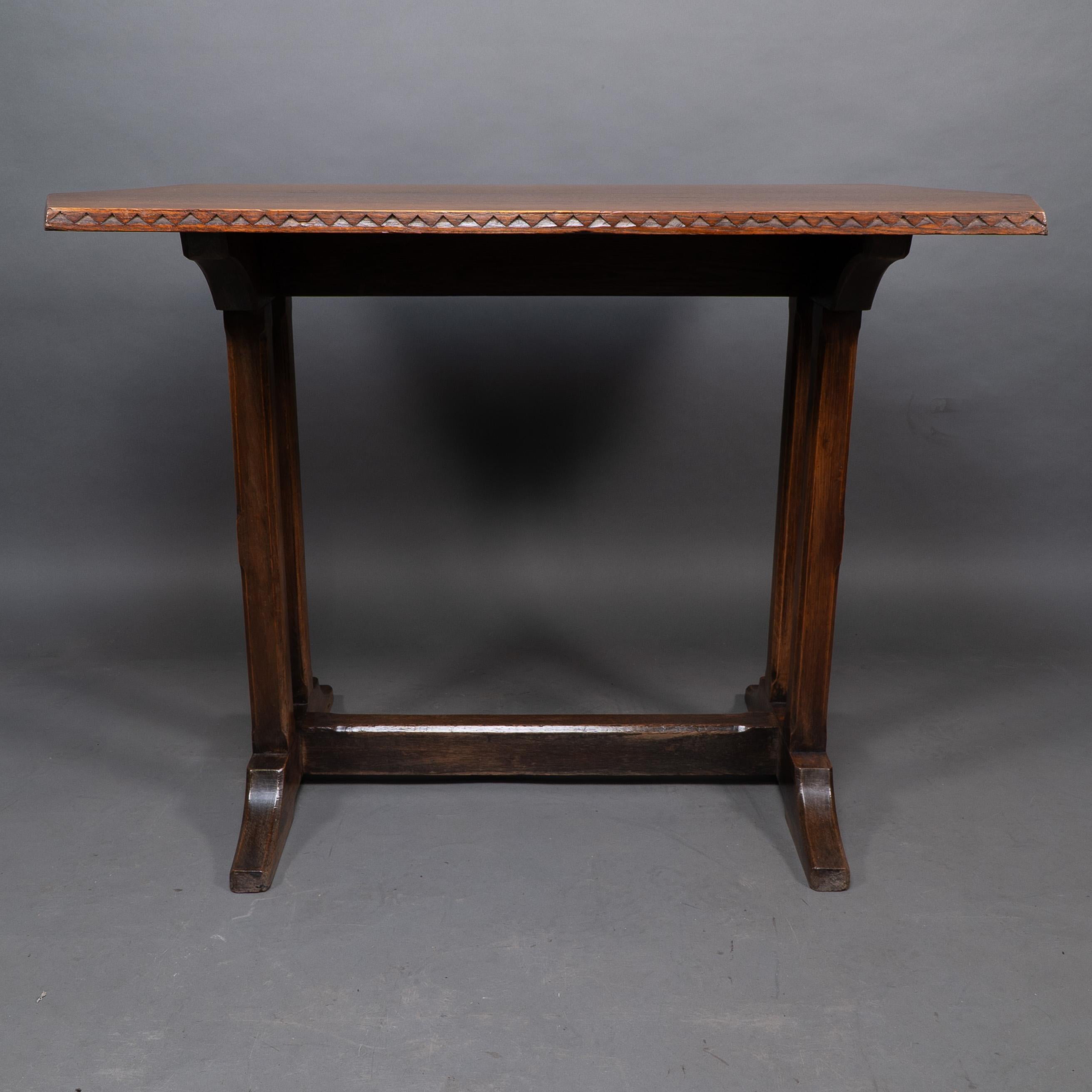 20ième siècle Table de réfectoire ou de bibliothèque en chêne de style Oak Oak avec détails sculptés en chevron. en vente