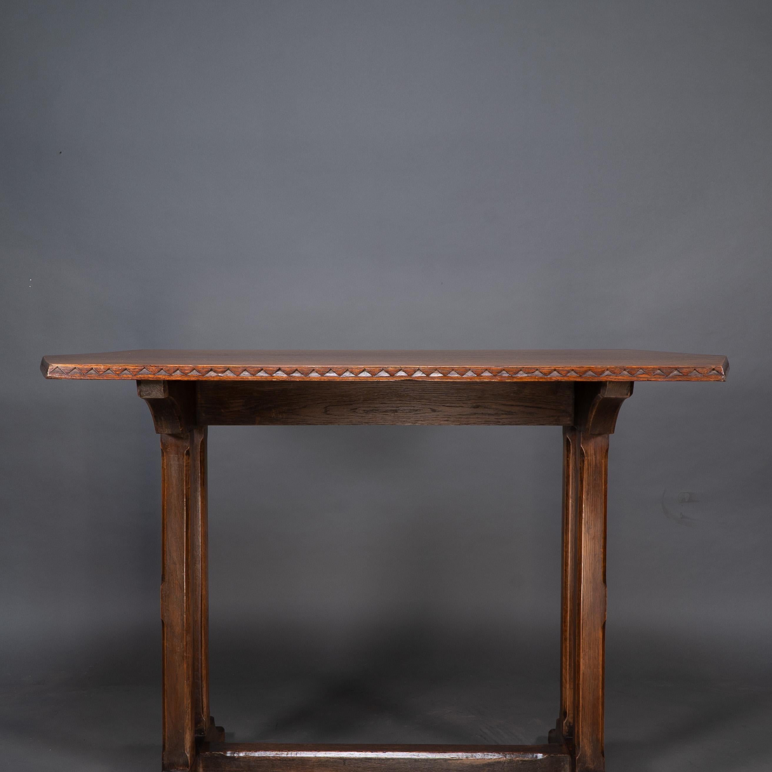 Table de réfectoire ou de bibliothèque en chêne de style Oak Oak avec détails sculptés en chevron. en vente 1
