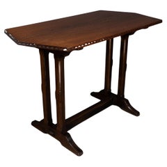 Table de réfectoire ou de bibliothèque en chêne de style Oak Oak avec détails sculptés en chevron.