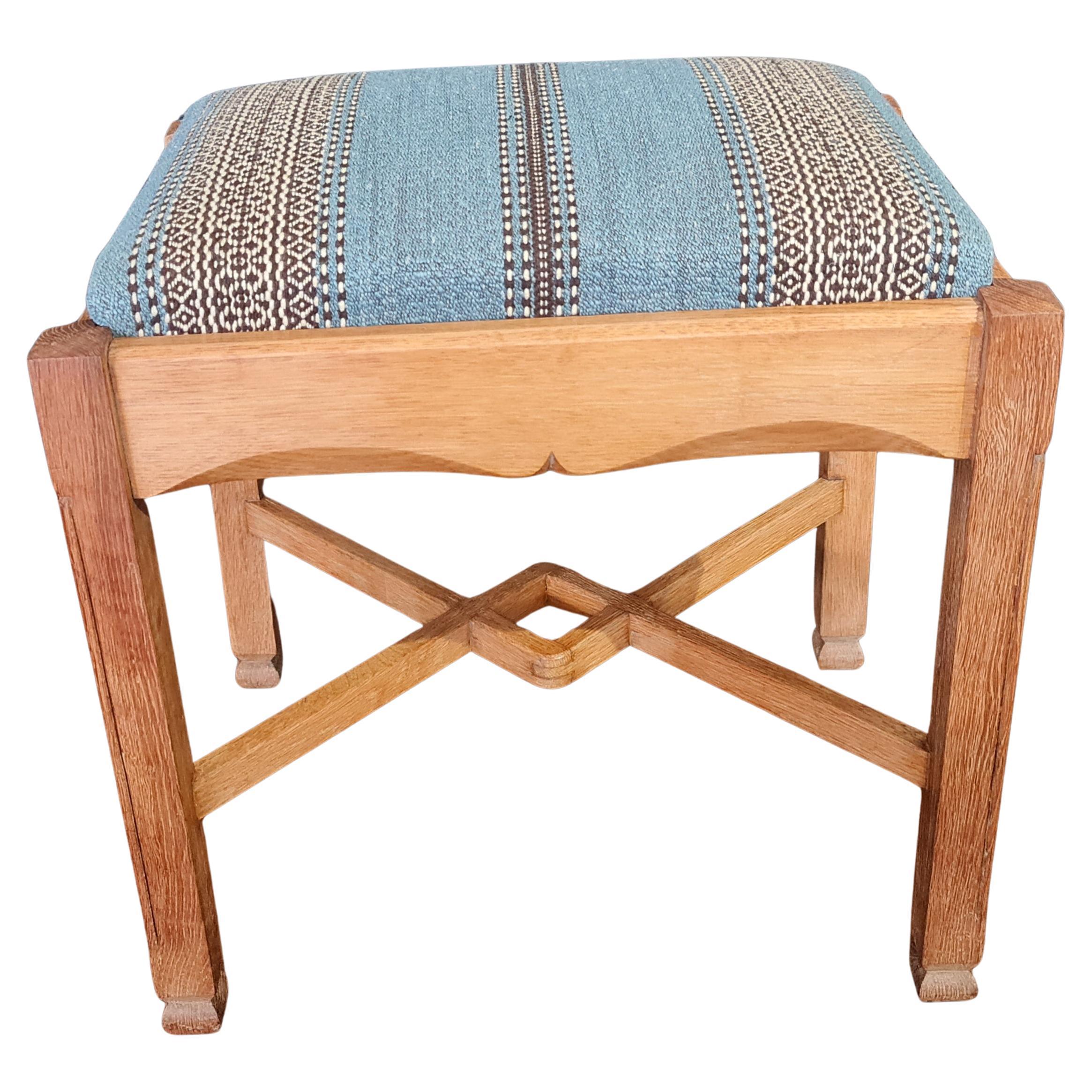 Tabouret rembourré en chêne de l'école de Cotswolds