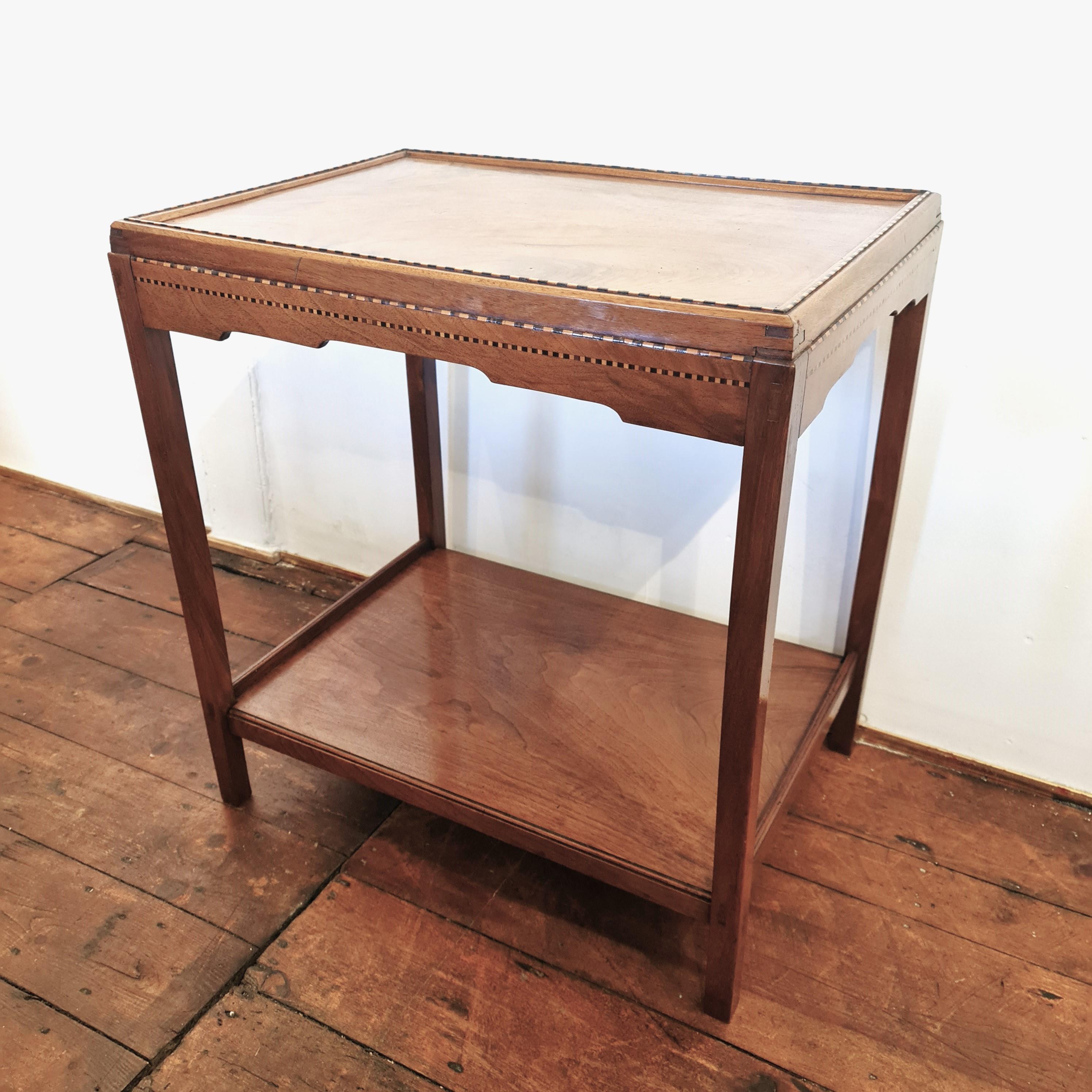 Arts and Crafts Table en noyer de l'école de Cotswolds par Edward Barnsley en vente