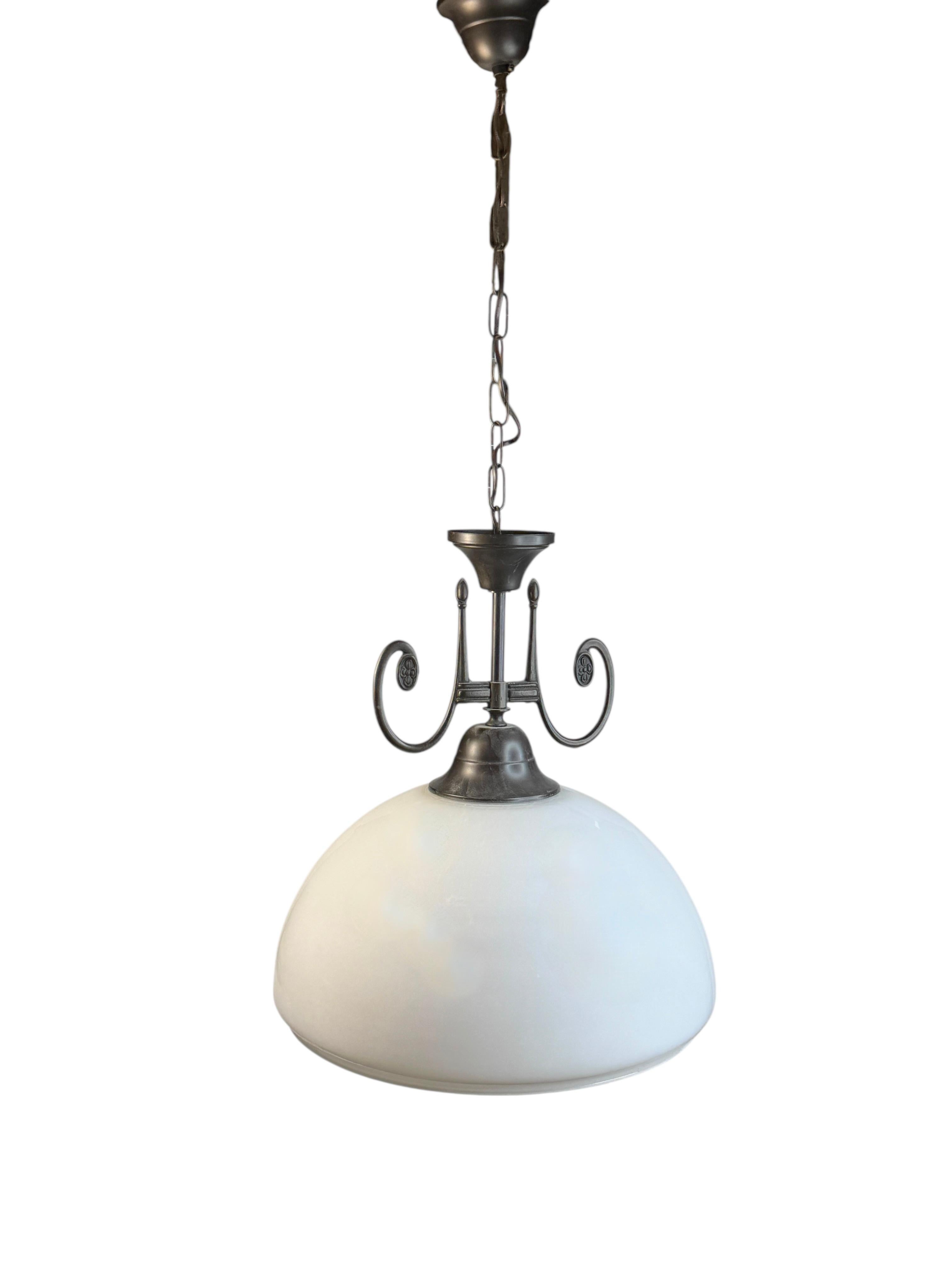 Petite Farmhouse Kitchen Pendelleuchte. Die Leuchte benötigt eine europäische E27 / 110 Volt Edison-Glühbirne, Glühbirne bis zu 60 Watt. Schöner Kronleuchter aus Metall mit einem Schirm aus Milchglas. Hergestellt von Massivleuchten in Deutschland.