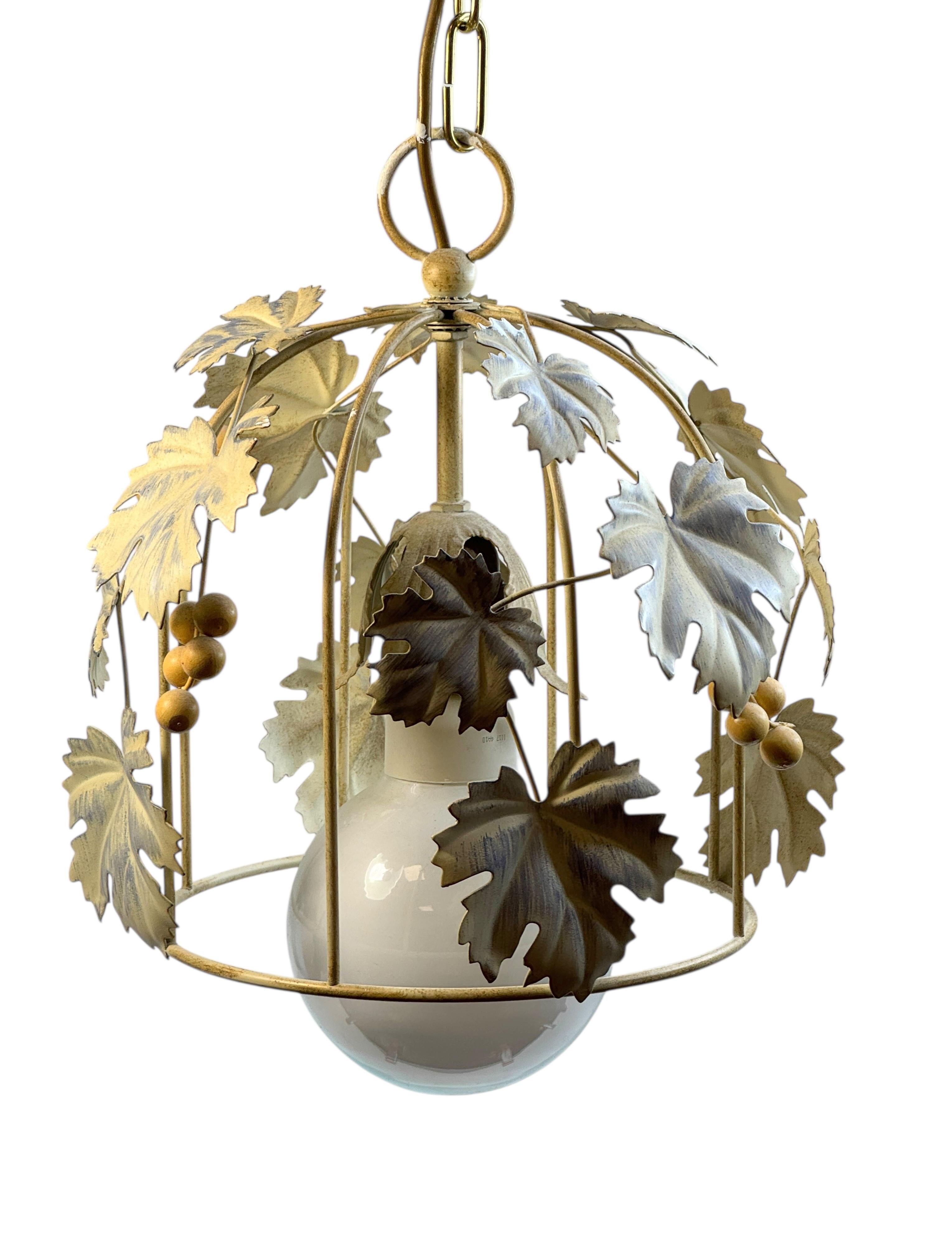 Country Cottage Style Shabby Chic Florence Grape & Leaf Pendant Light, Kolarz Austria en vente