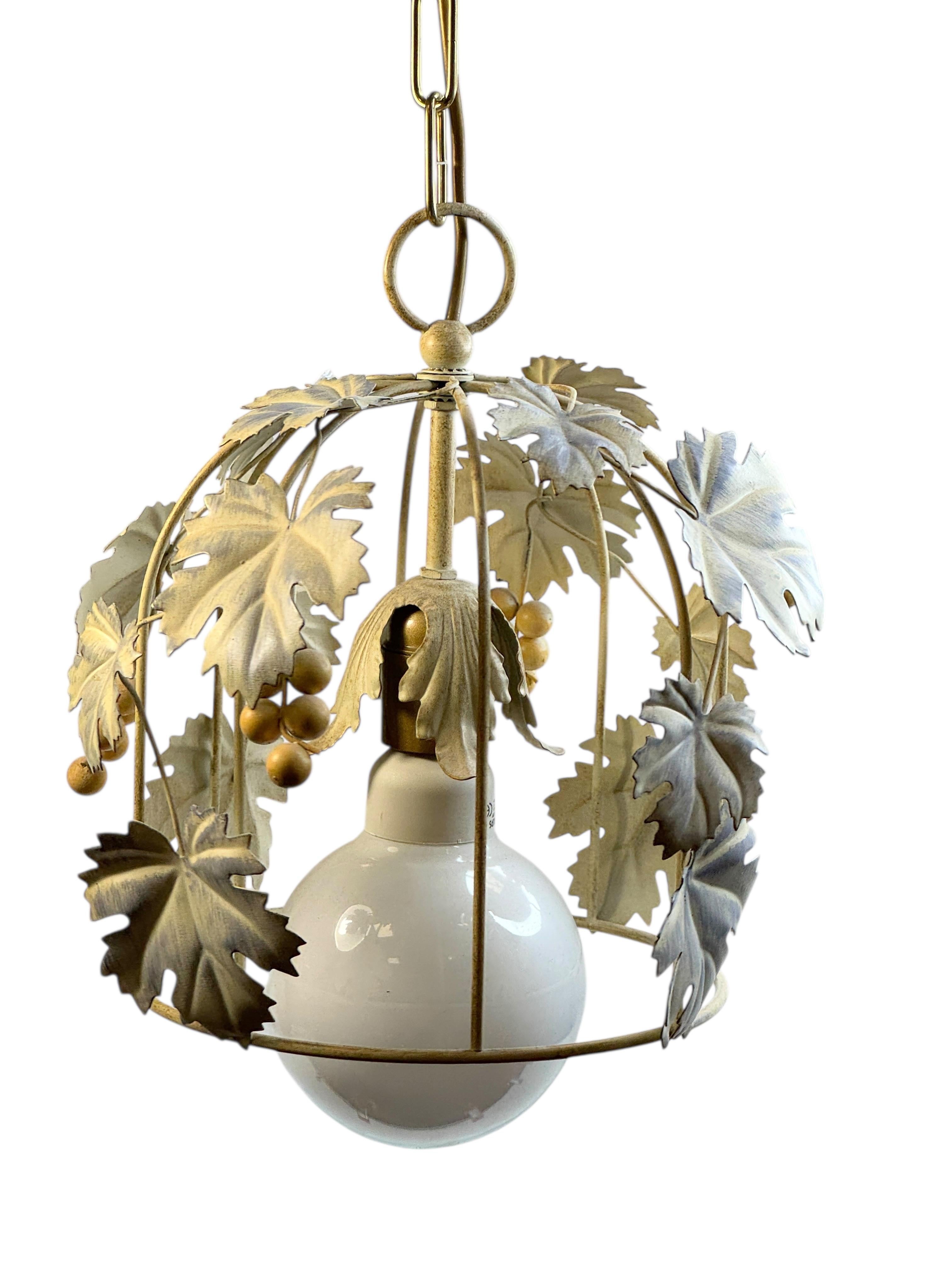 Autrichien Cottage Style Shabby Chic Florence Grape & Leaf Pendant Light, Kolarz Austria en vente