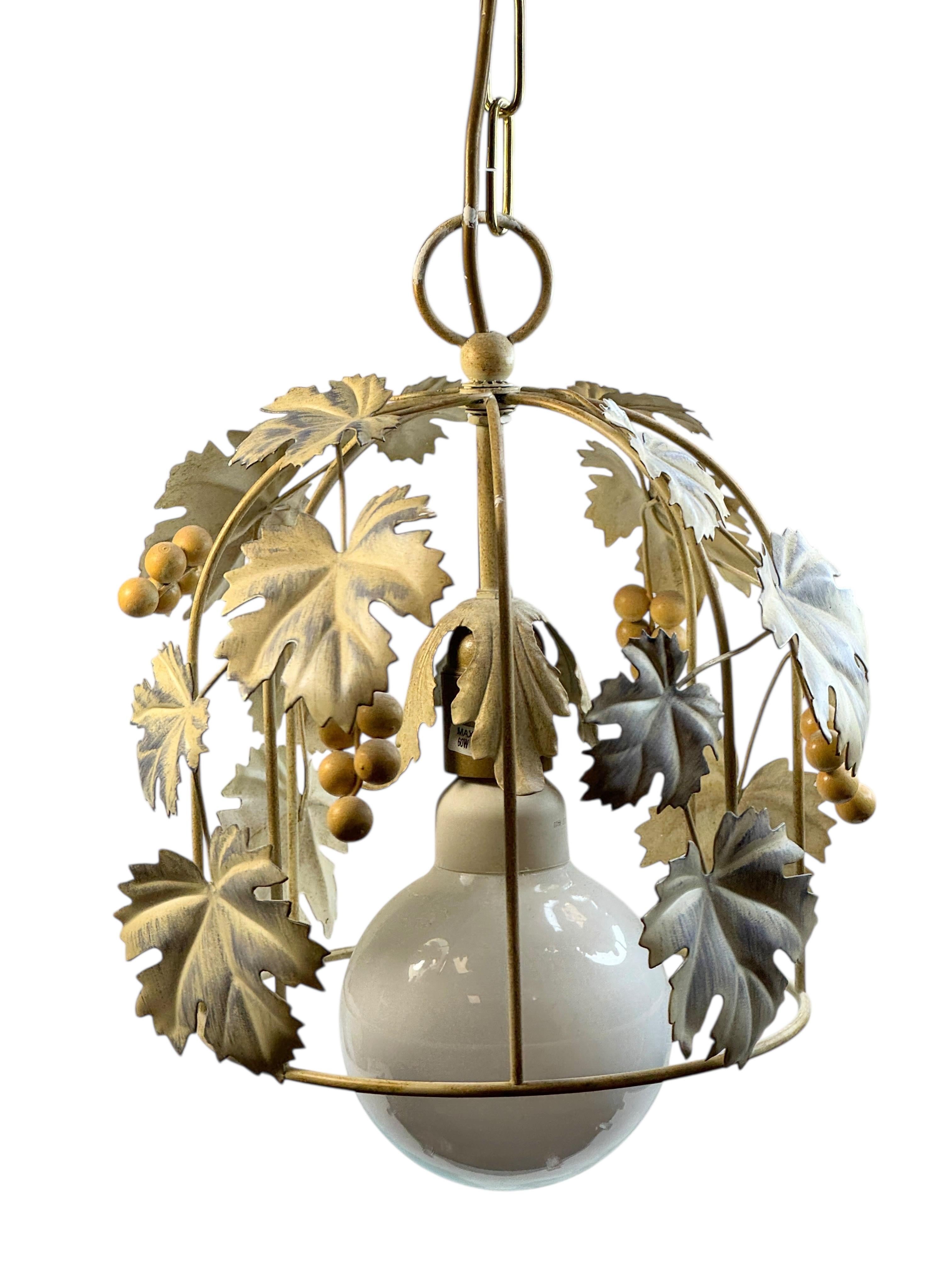 Milieu du XXe siècle Cottage Style Shabby Chic Florence Grape & Leaf Pendant Light, Kolarz Austria en vente