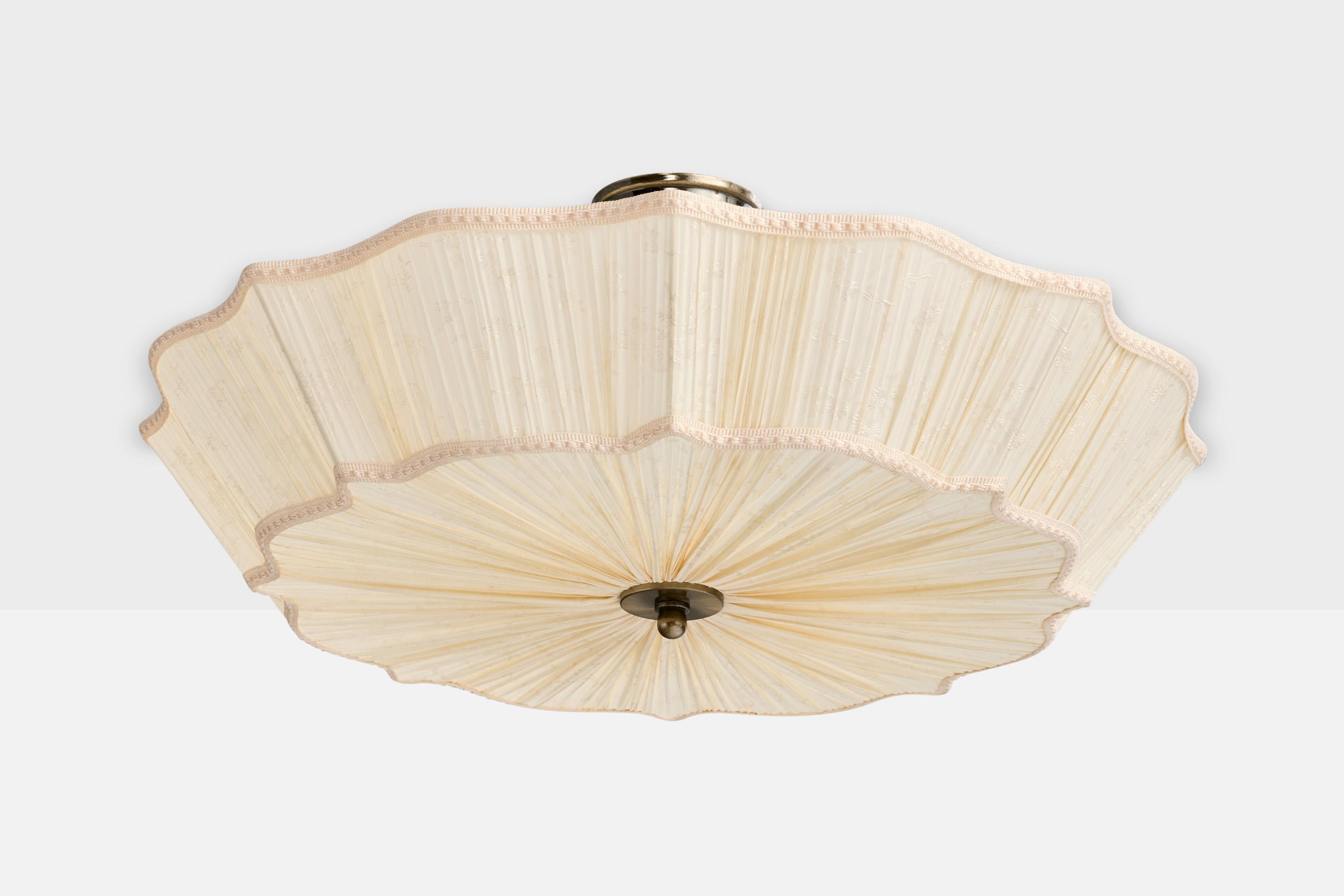 Lampada a sospensione in ottone e tessuto beige progettata e prodotta da Cottex, Svezia, anni '90 circa.

Dimensioni complessive (pollici): 9,0 