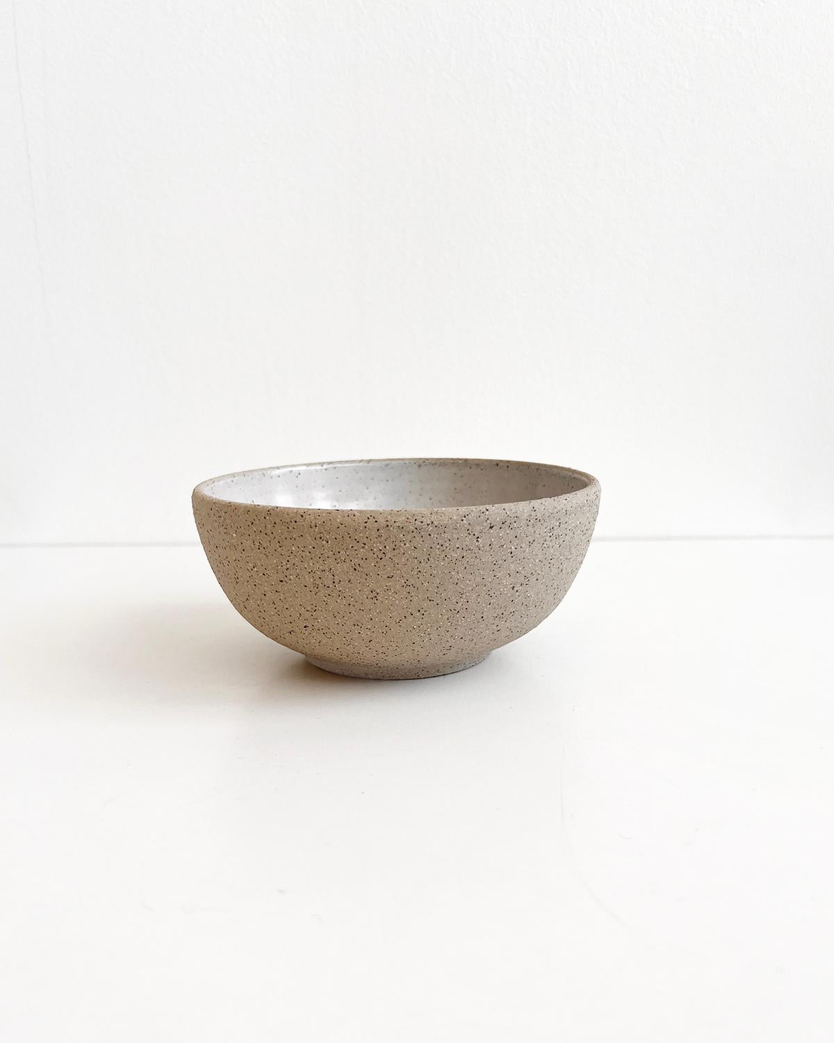Service de table Cotto en grès fait à la main en gris et sable en vente 2