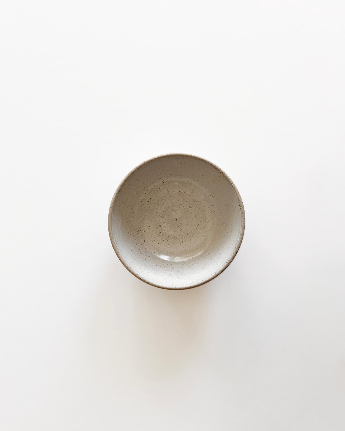 Service de table Cotto en grès fait à la main en gris et sable en vente 3