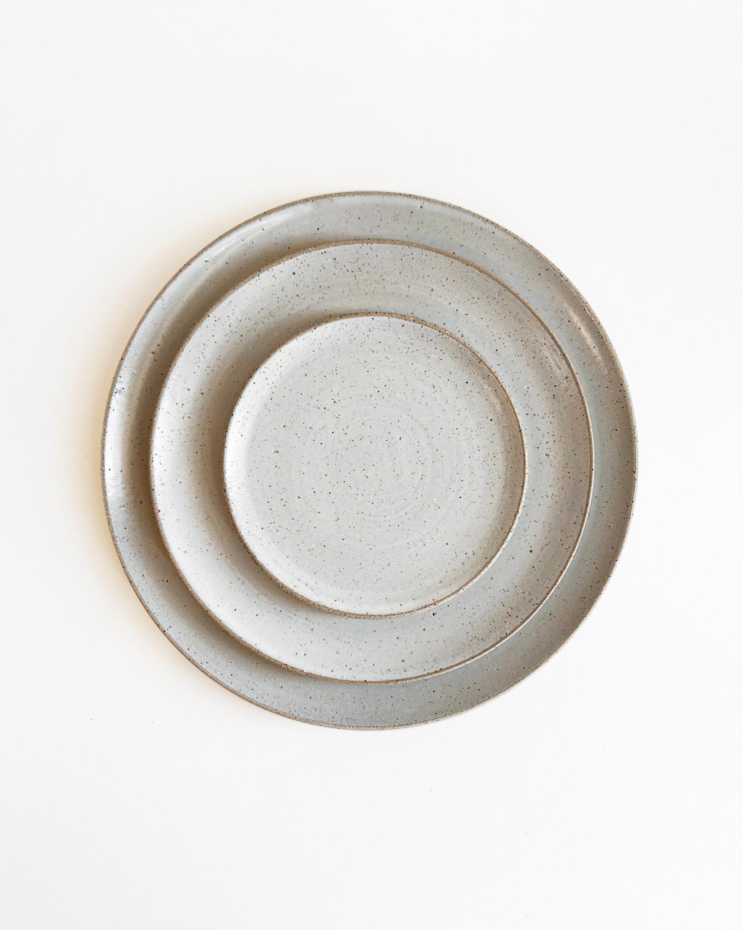 Service de table Cotto en grès fait à la main en gris et sable en vente 4