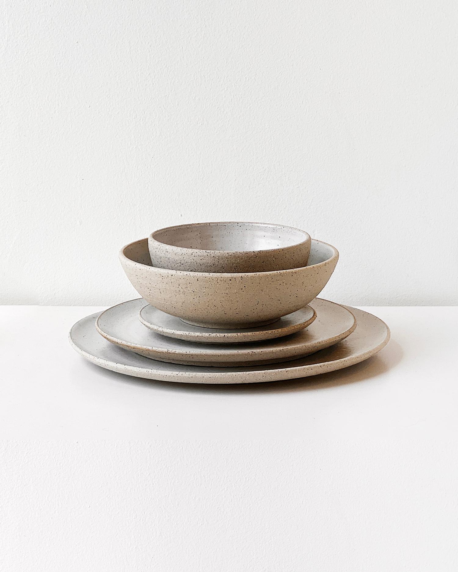 Service de table Cotto en grès fait à la main en gris et sable en vente 5