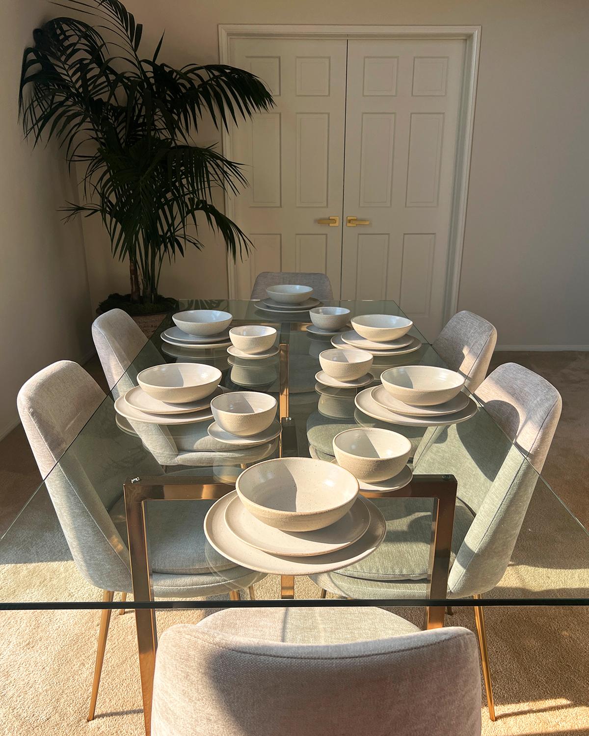 Ces élégants plats gris pierre constituent le couvert parfait pour vos invités à un dîner. Chaque pièce de ce set est soigneusement fabriquée à la main par des artisans experts dans un studio de céramique à Lima, au Pérou. Cet ensemble en grès