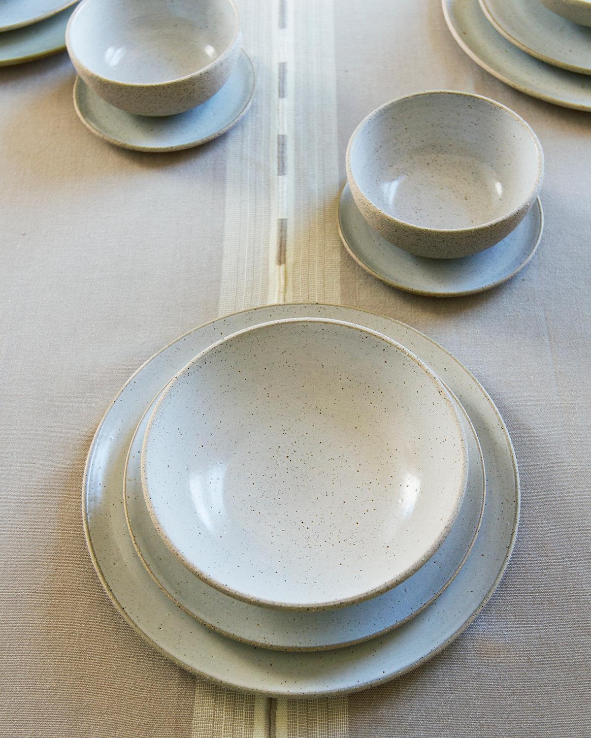 Organique Service de table Cotto en grès fait à la main en gris et sable en vente