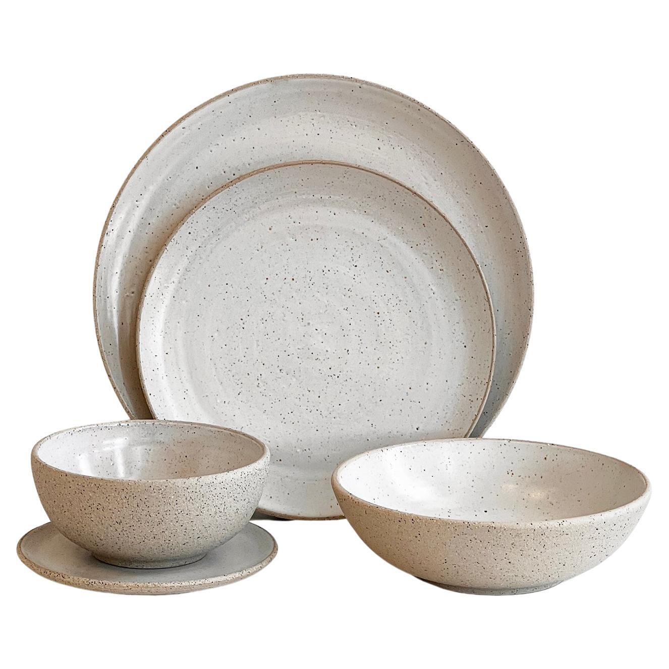 Service de table Cotto en grès fait à la main en gris et sable en vente