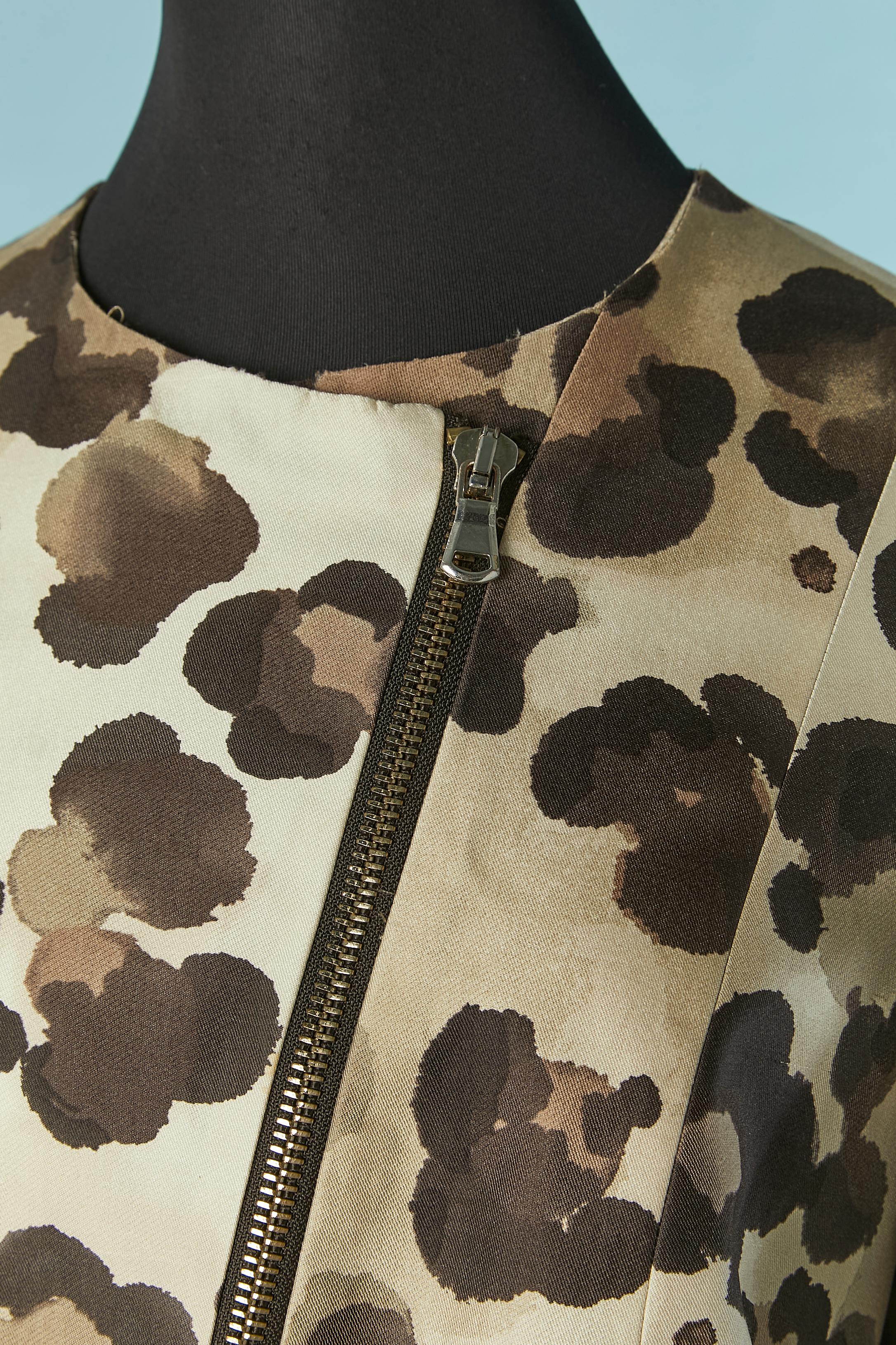 Chaqueta de algodón y seda con estampado de leopardo. Composición del tejido principal: 60% seda, 40% algodón. Composición del forro: acetato. 
Hombrera muy fina. Bolsillo en ambos lados. Cierre de cremallera en la parte delantera central . 
TALLA M 