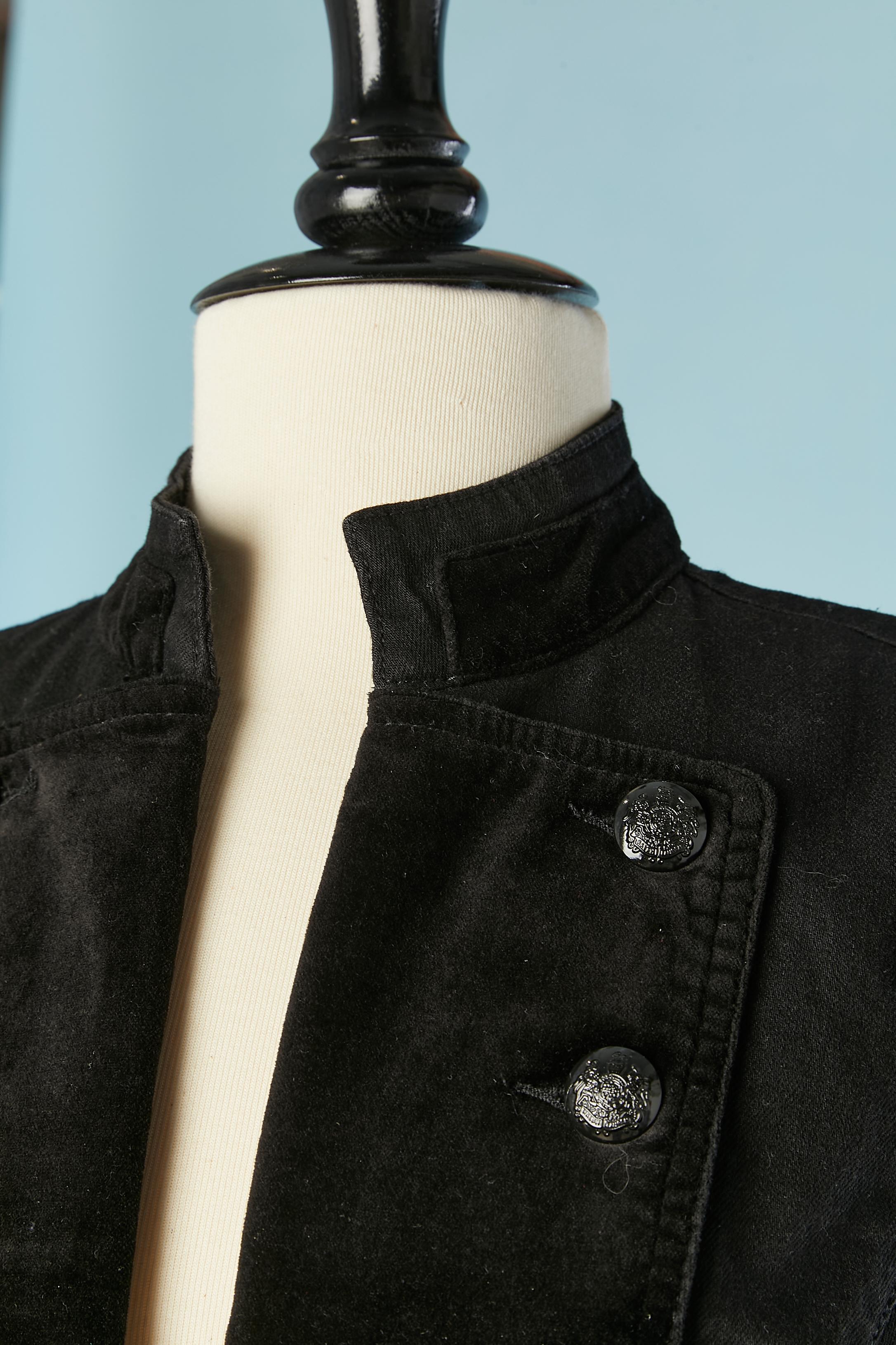 Cotton and velvet edge to edge officer jacket. Main fabric composition: 92% cotton, 7% polyester. Trim ( velvet) 98% cotton, 2% stretch. Cutwork on the bust. 
Decorative buttons and buttonhole 
SIZE 2 (Us) XS ( but fit S)