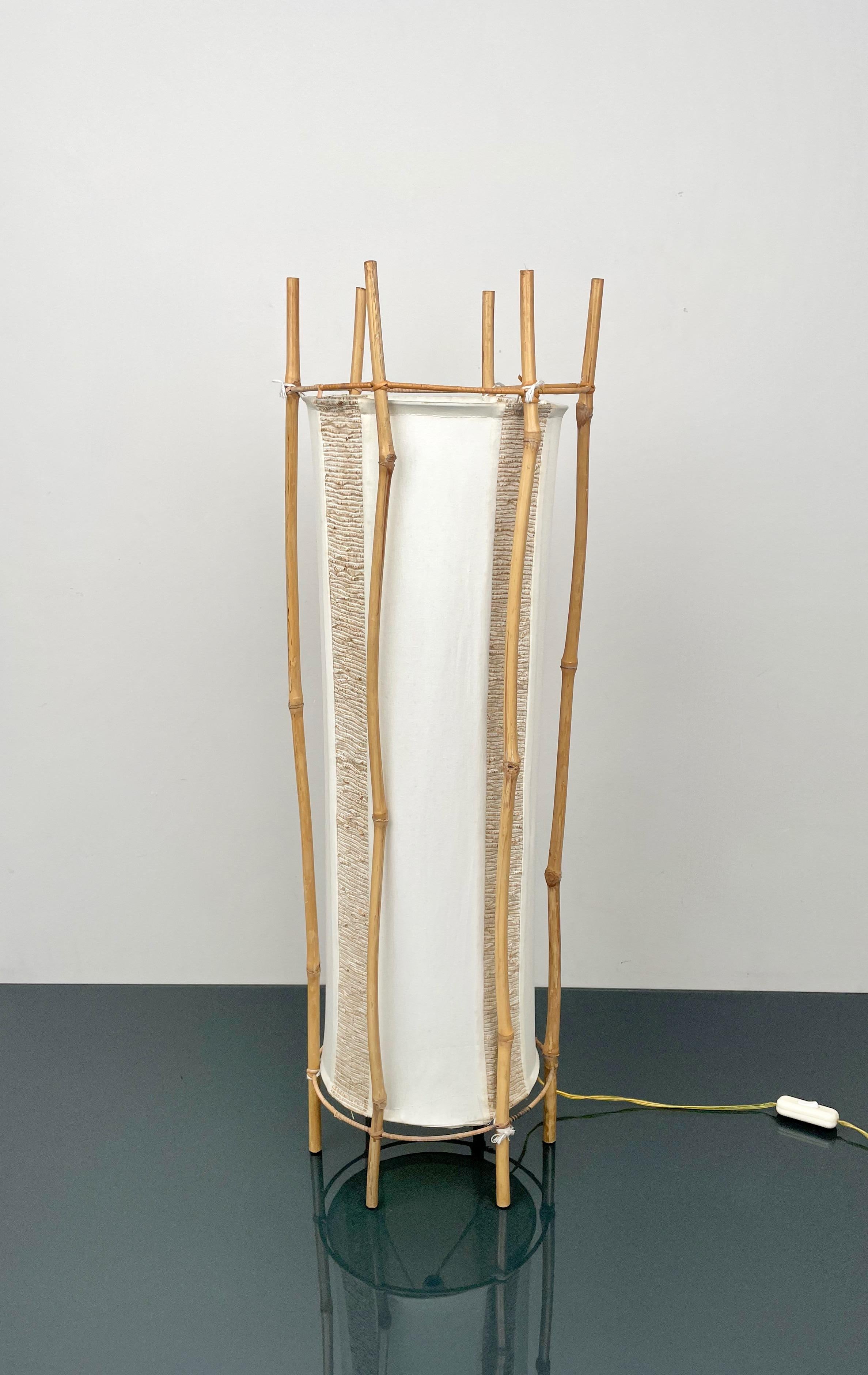 Amazing Cylindrical shape floor lamp or table lamp in white cotton featuring structure in bamboo composed of six stems.

Attributable to the French designer Louis Sognot.

Made in France in the 1960s.

Louis Sognot was a French designer best