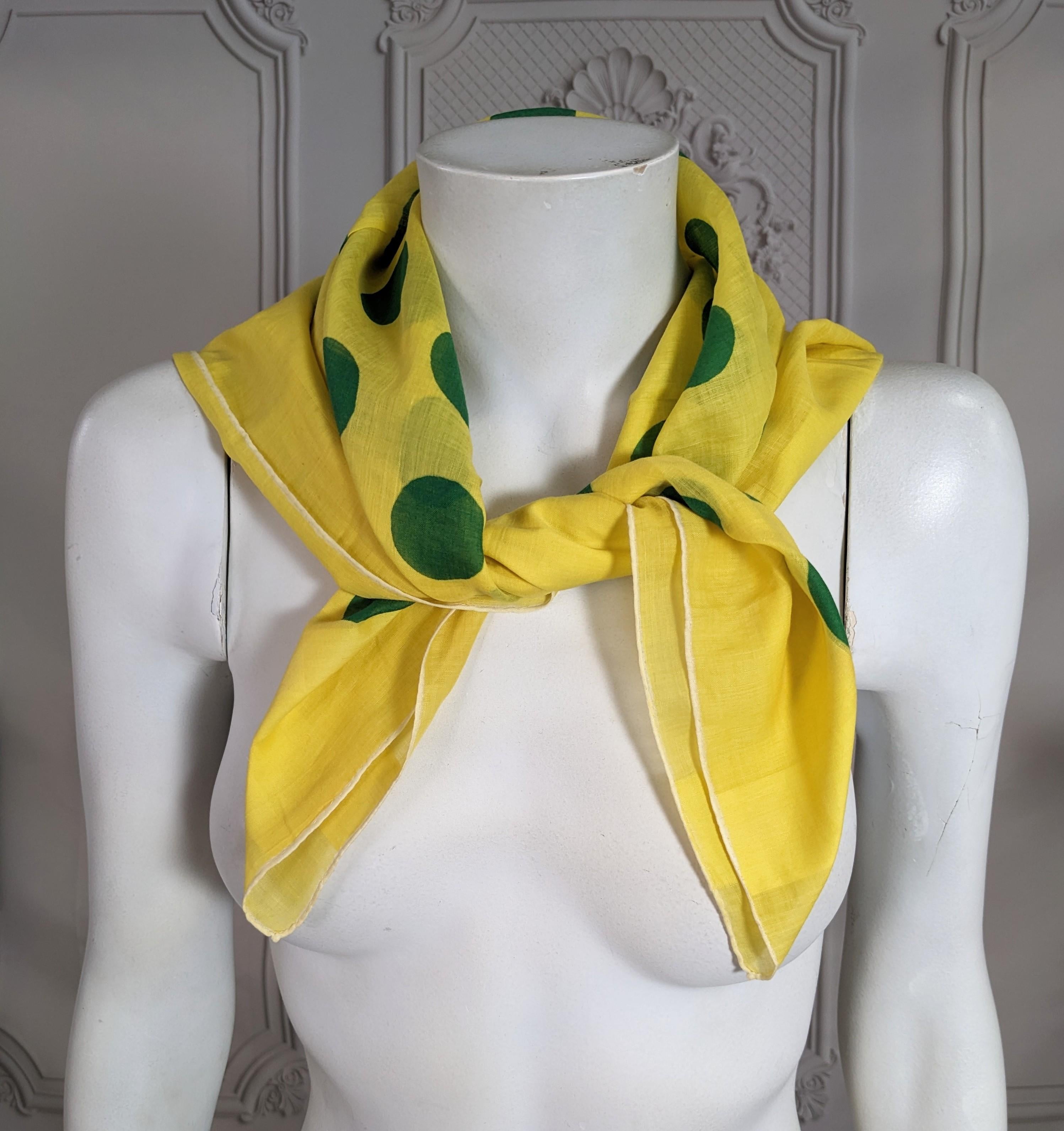 Encantadora Bufanda de lunares de batista de algodón de la venta de Sothebys de la Duquesa de Windsor. Amarillo cromo con lunares verdes sobre batista de algodón semitransparente. Incluye etiqueta de papel de Sothebys y etiqueta de lote cosida al