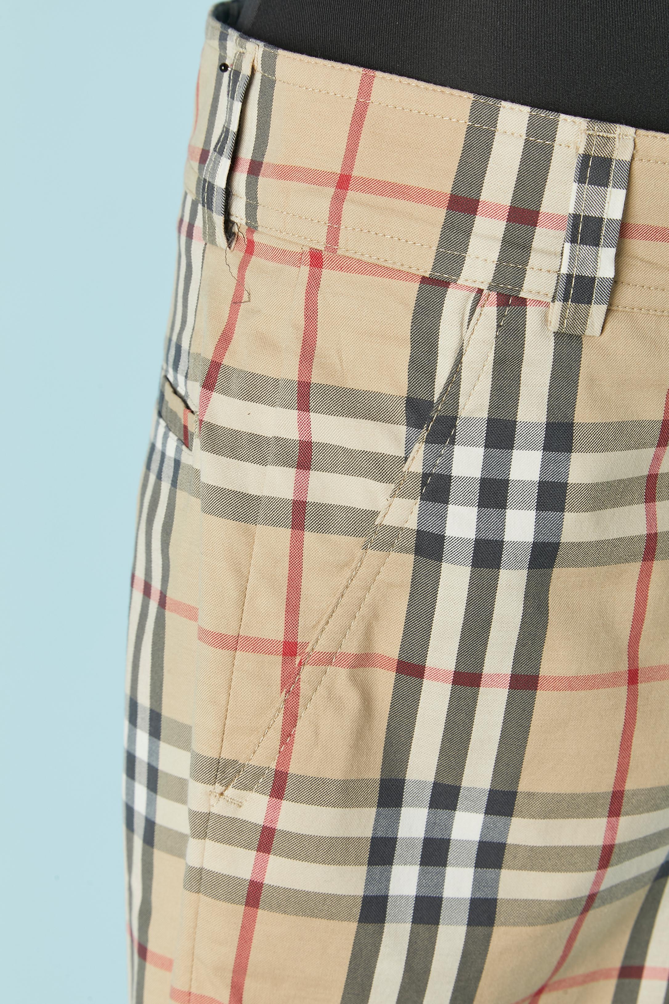 Marron Bermuda en coton à motif écossais Burberry London en vente