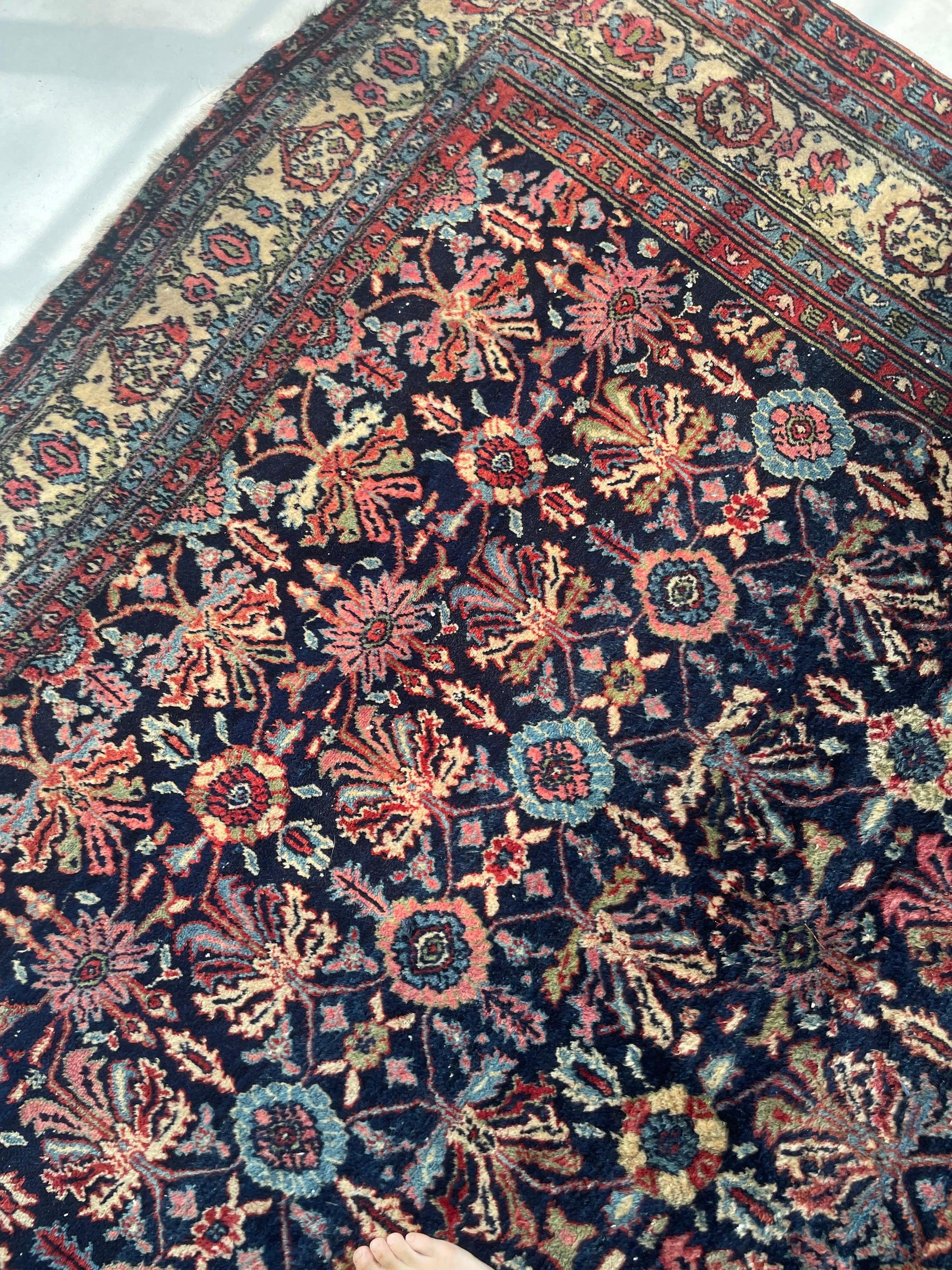 Alfombra de algodón con hortensias y mal de ojo protector, c. 1920-30 Anudado a mano en venta