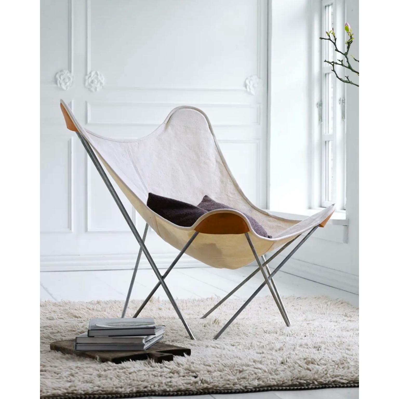 Cotton Canvas Mariposa Lounge Chair With Leather Corners by Cuero Design
Dimensions: D 86 x W 87 x H 92 cm.
Materials: Cotton canvas, leather, and chrome.
Finish: Black cotton canvas and chrome frame.
Weight: 12 kg.

Available in different