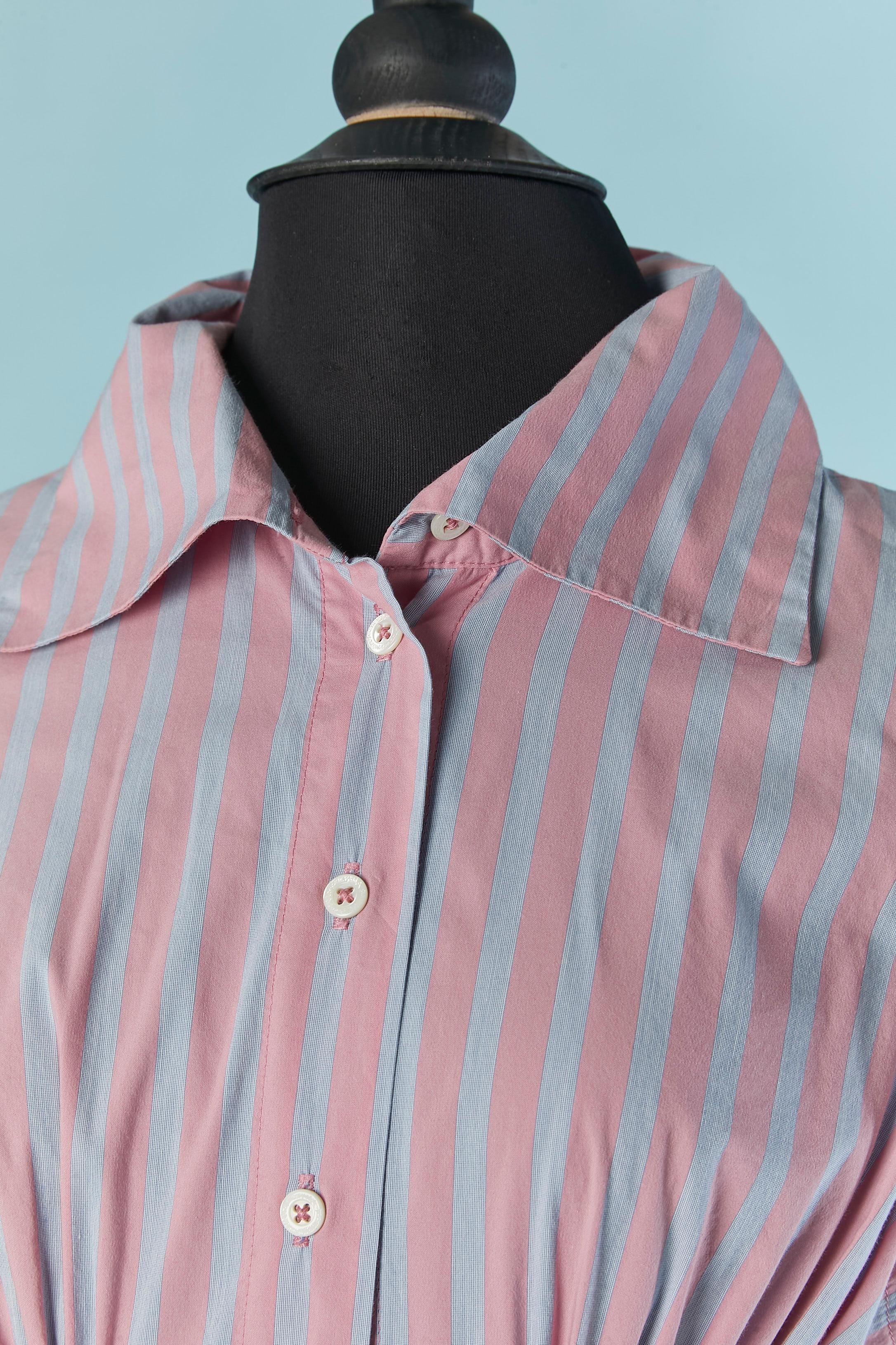 Robe nuisette à manches courtes en coton à motifs de rayures. Composition du tissu : 76% coton, 20% nylon, 4% élasthanne. Bouton et boutonnière marqués sur le milieu du devant. Rassembler sous le buste et sur l'épaule
TAILLE 40 (M-One) 36 (Fr) mais