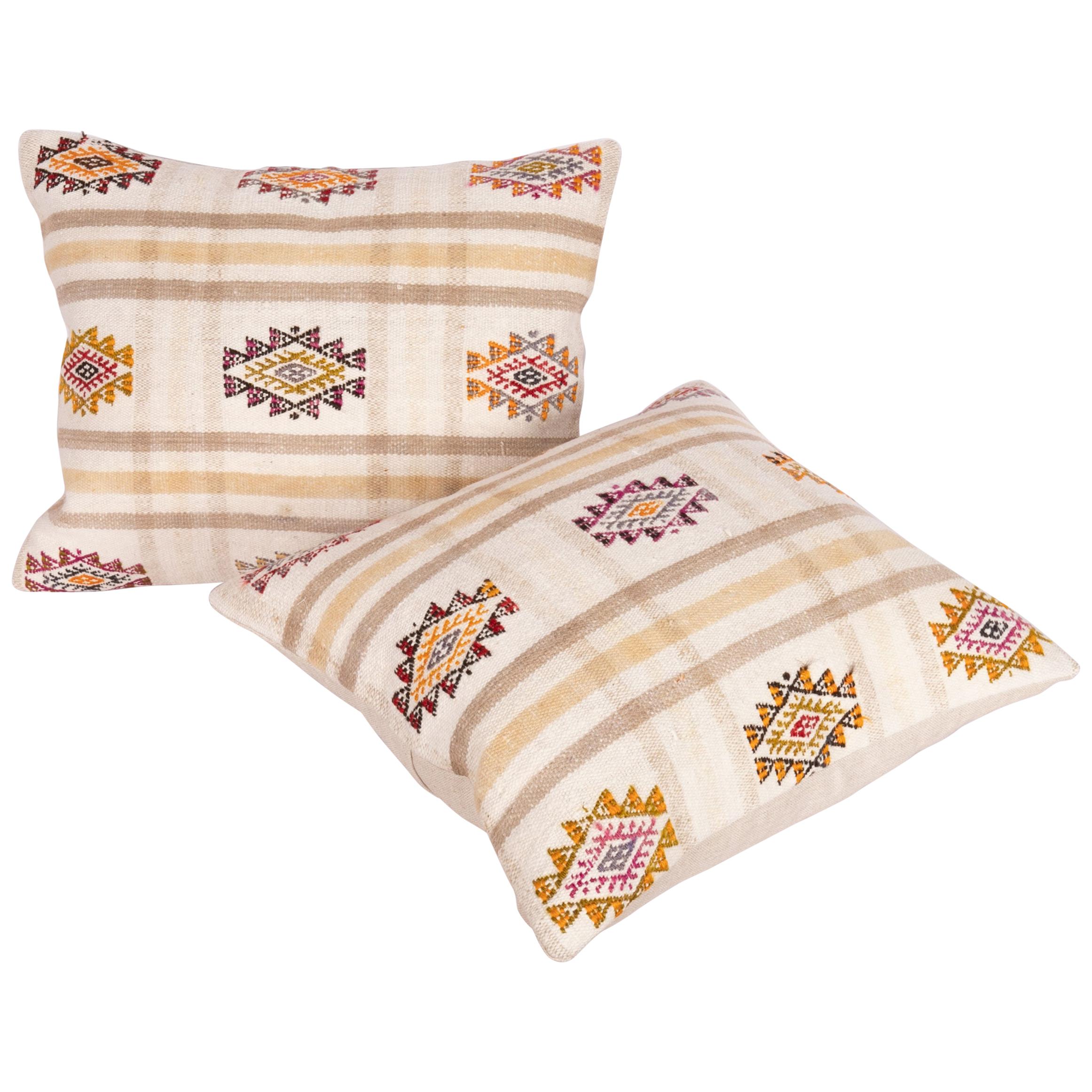 Boîtes d'oreillers Cicim en coton fabriquées à partir d'un Kilim anatolien Cicim, milieu du 20e siècle