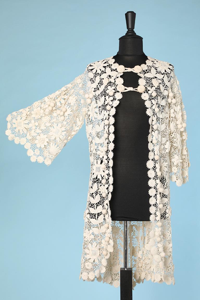 Cotton coat in Irish crochet lace with flowers and cherry pattern Circa 1920's  For Sale 4