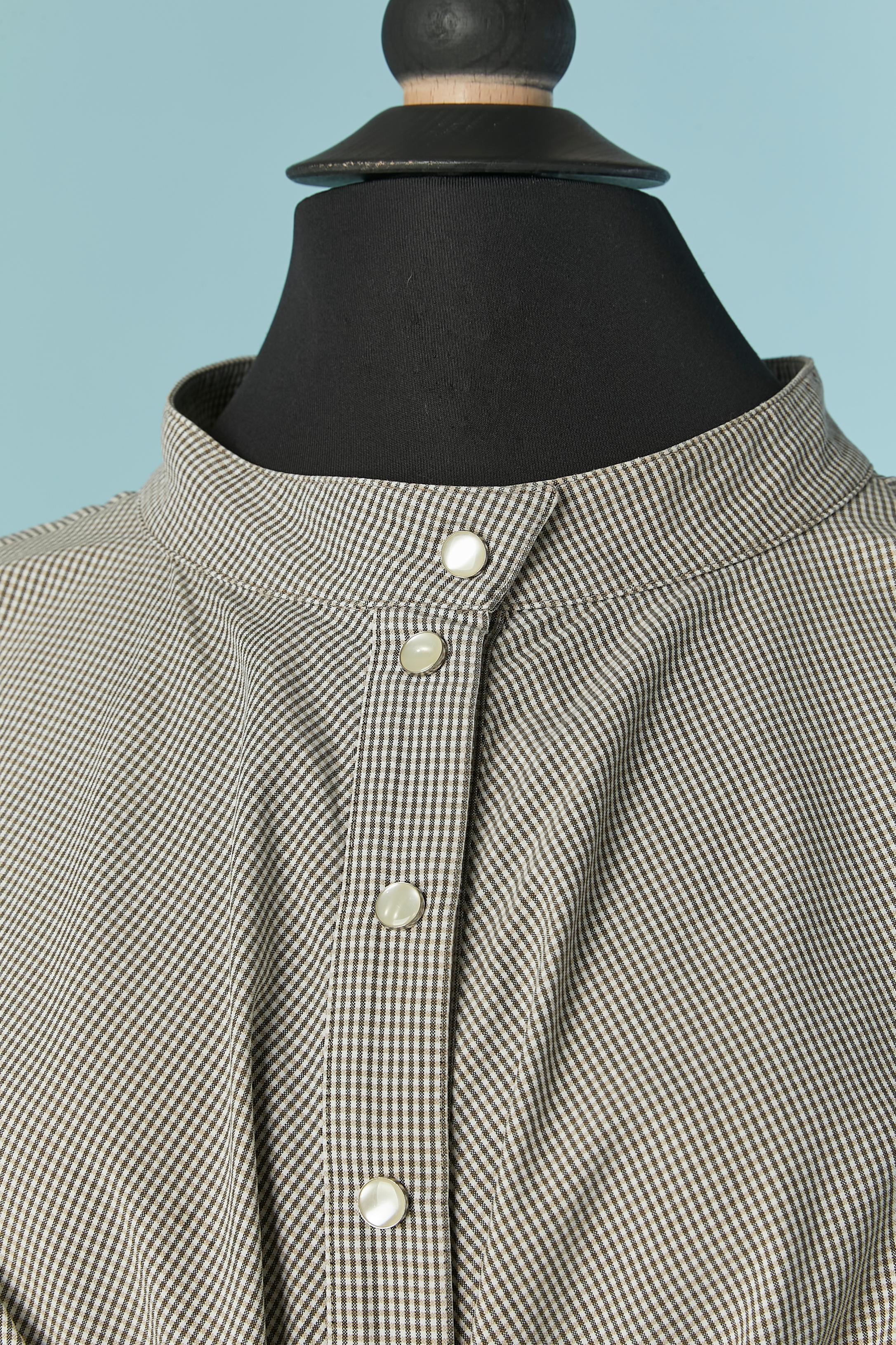 Baumwoll-Tageskleid mit schwarz-weißem Vichy-Muster. Druckknopfverschluss vorne in der Mitte. Tasche auf beiden Seiten. Schleife in der Taille. 
GRÖSSE M 
