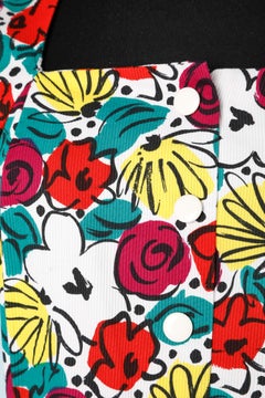 Tageskleid aus Baumwolle mit Blumendruck auf Création Pierre Cardin Paris