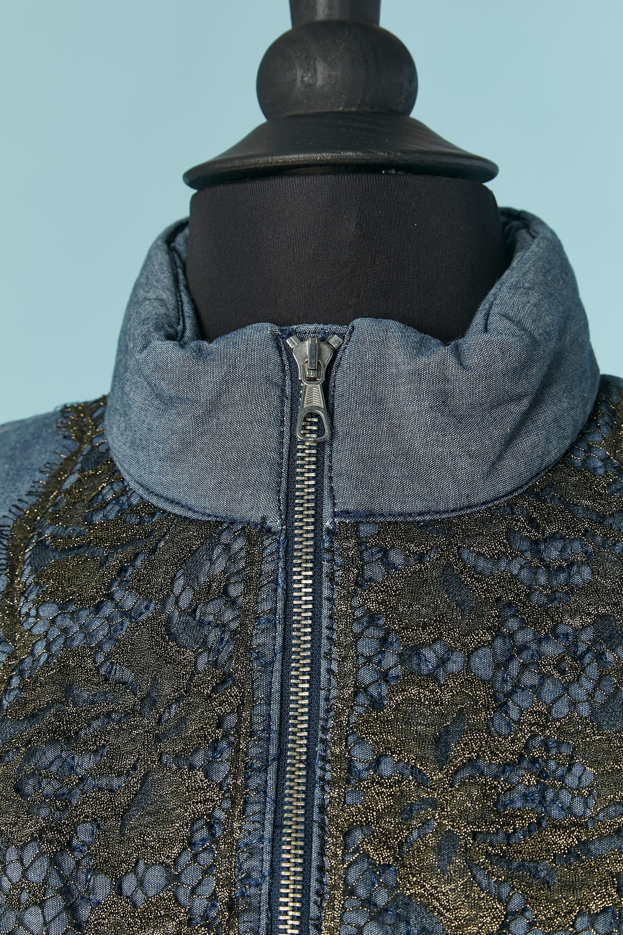 Cotton denim lightly padded and topstitched coat with gold lace appliqué. Main fabric composition: 75% cotton, 20% polyester. Trimming: 100% polyester. Zip closure on the middle front. Pocket on both  side.
SIZE 36 (Fr) but fit M 