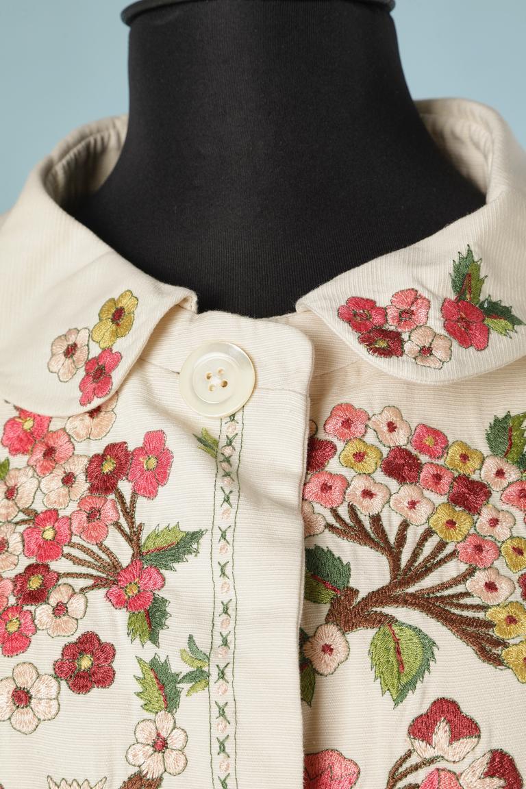 Cotton dress coat with multicolor thread flower embroideries. Differents types of buttons in the middle front. Flower printed lining and striped inside the sleeves. Gathered around the waist.
SIZE 36 (s) 
