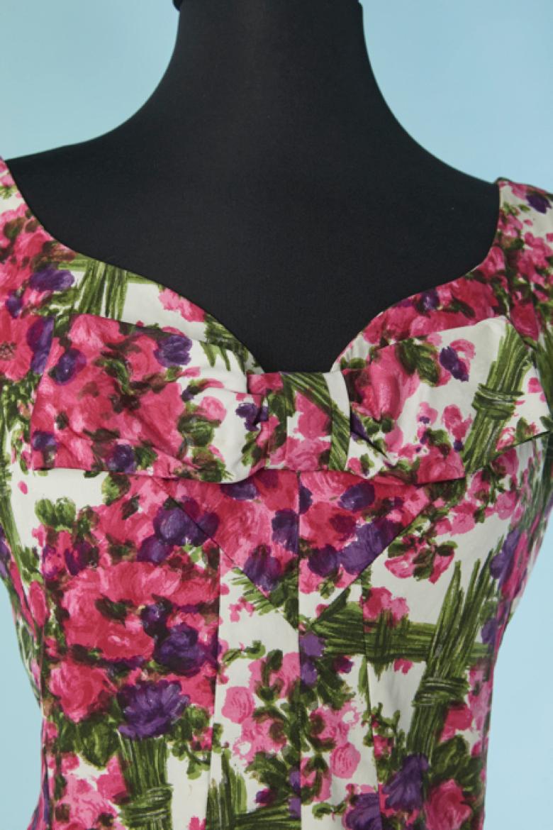 Vestido de flores de algodón con lazo . Cierre con cremallera en la parte delantera central + corchete. Forro de algodón blanco. Forro de tul rígido en el interior de la falda.
TALLA 38 (Fr) 