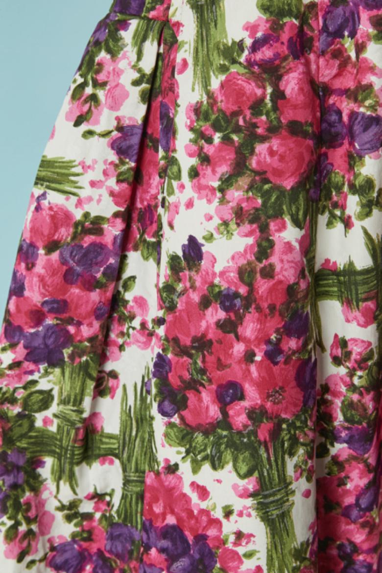 Vestido de flores de algodón con lazo JACQUES HEIM Circa 1950's Marrón en venta