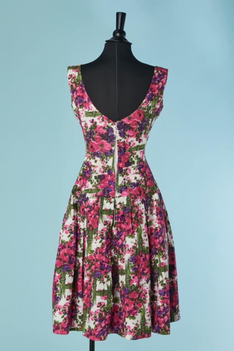 De las mujeres Vestido de flores de algodón con lazo JACQUES HEIM Circa 1950's en venta