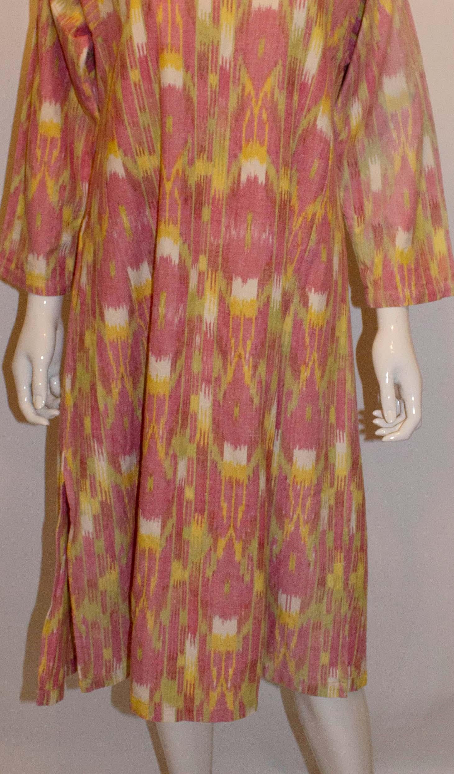 Ikat-Kleid aus Baumwolle im Angebot 1