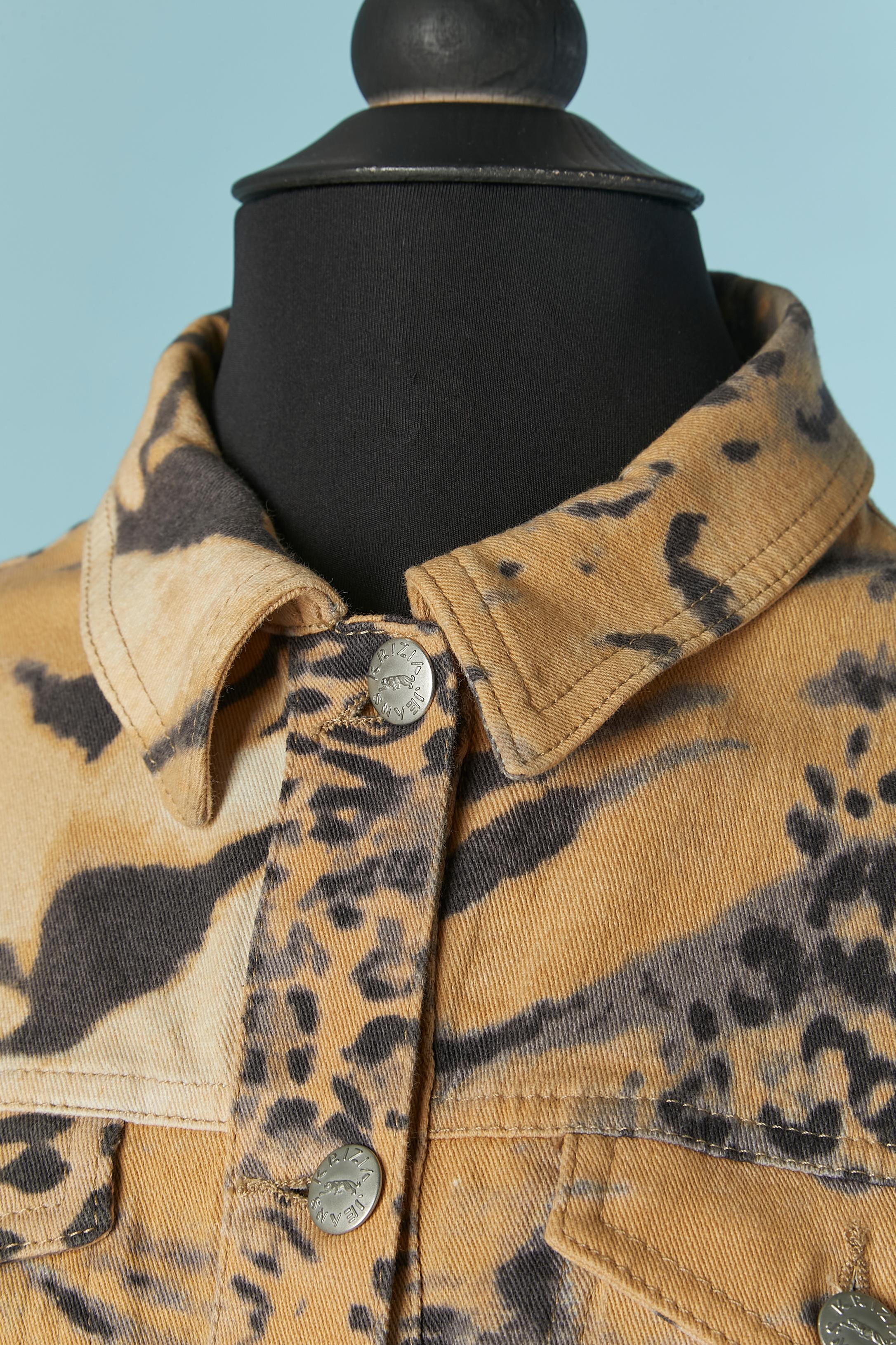 Baumwolljacke mit Tierprint. Zusammensetzung des Stoffes: 98% Baumwolle, 2% Elastan. 
Markenknopf und Knopflochverschluss in der vorderen Mitte, an den Manschetten und an der Tasche. 
GRÖSSE M 6 (US) 