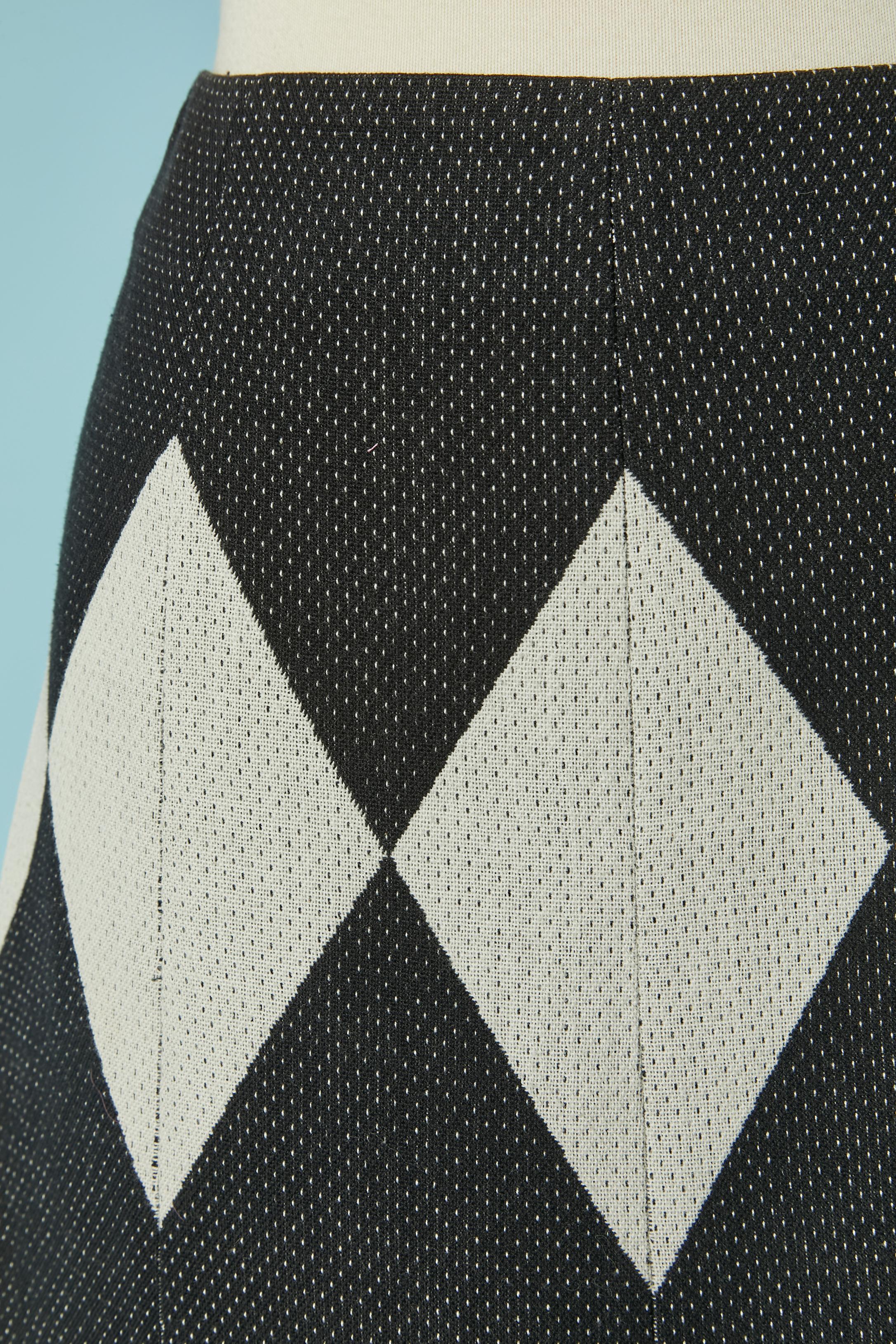 Jupe en jacquard de coton à motif de diamants. Fermeture à glissière invisible au dos gauche. Pas de doublure. 
TAILLE 38 (Fr) M 