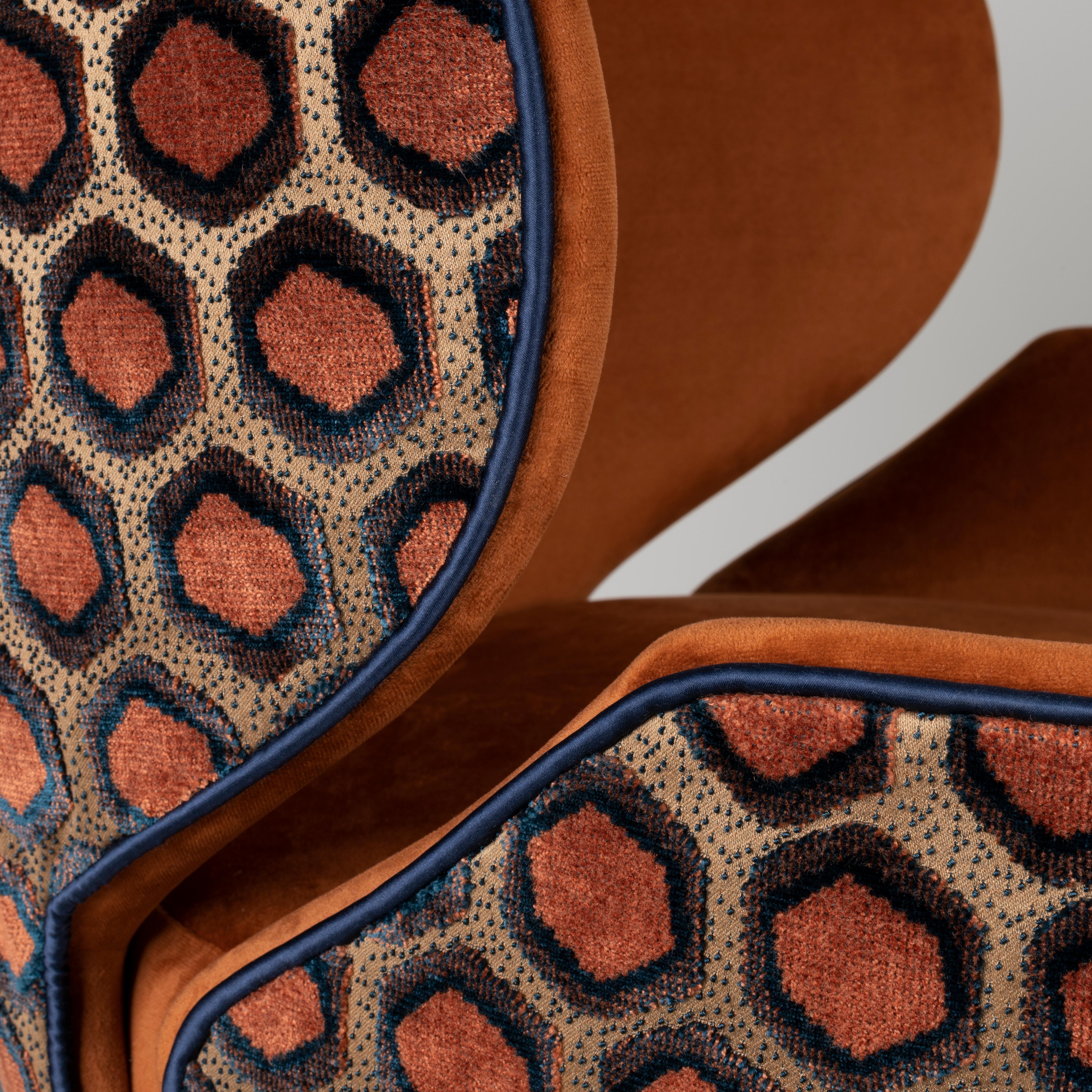 Chaise de salle à manger Louis I en coton Pieds en noyer Laiton Fabriqué à la main au Portugal par Ottiu en vente 5